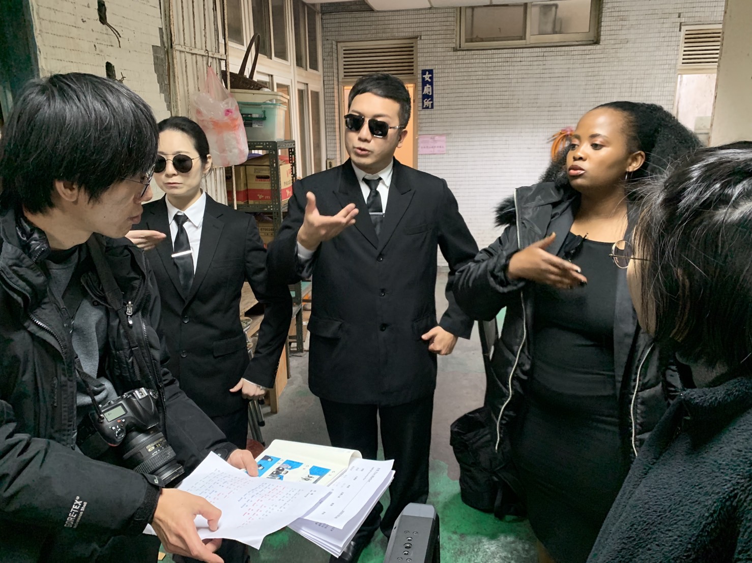 新銳藝術家致穎拍攝《市場》,客家戲曲一哥蘇國慶擔綱演出(中)。羅盛滿攝