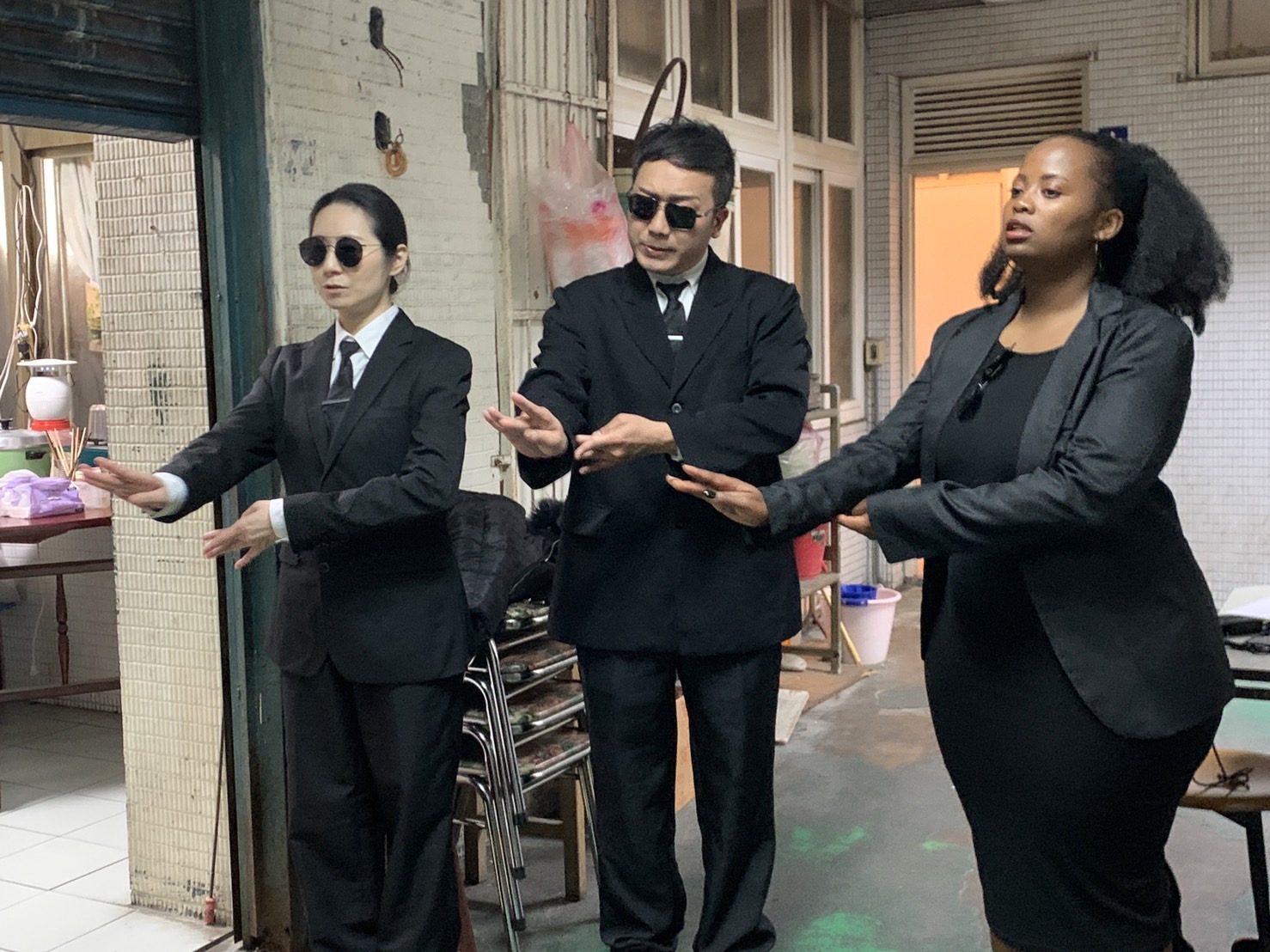 新銳藝術家致穎拍攝《市場》,客家戲曲一哥蘇國慶擔綱演出(中)。羅盛滿攝