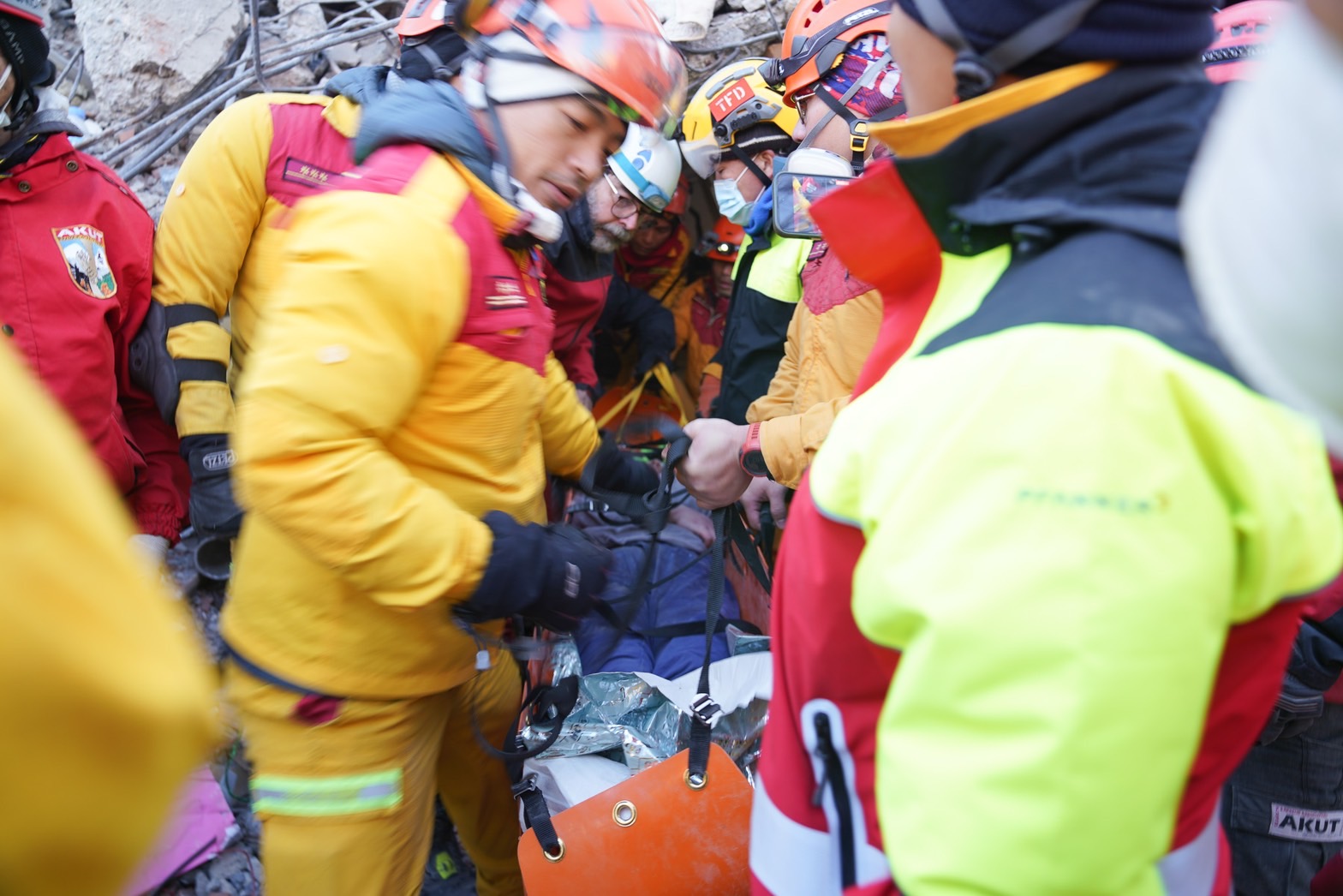 台灣搜救隊與土耳其搜救隊再次救出一名37歲女性。《客新聞》何柏均攝