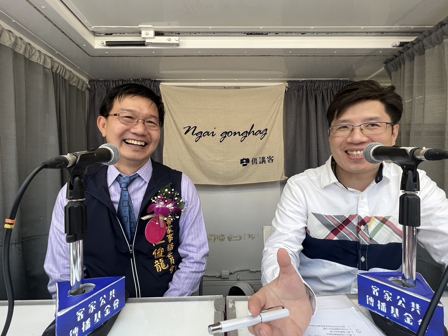 講客廣播電臺主持人廖經華，邀請臺中市客委會主委江俊龍登上講客號，和大家一起在空中大聊東勢新丁粄節的故事。客新聞攝