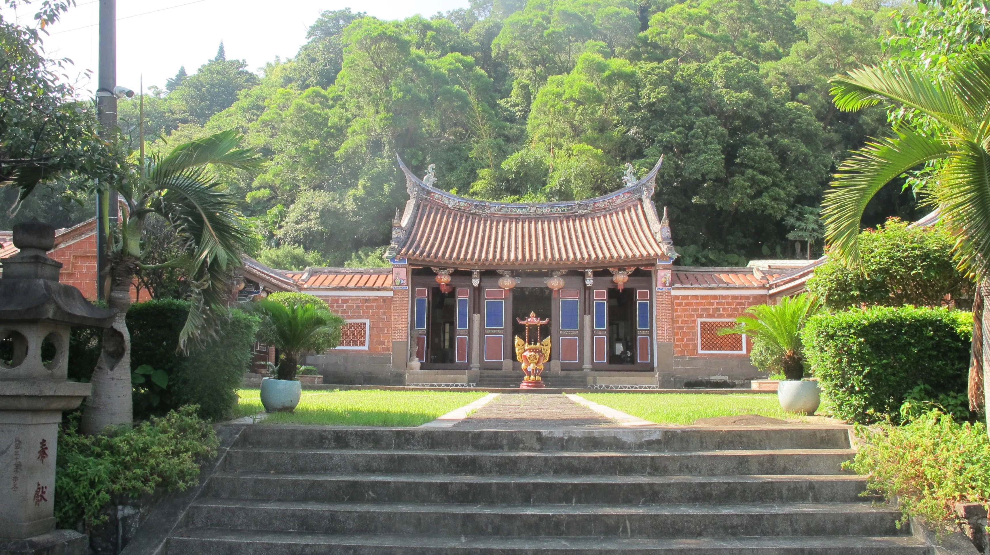 新北市曾是福建汀州客移民大本營，胡焯猷於乾隆17年（1752）在五股觀音山上建了西雲禪寺，現是三級古蹟。何來美攝