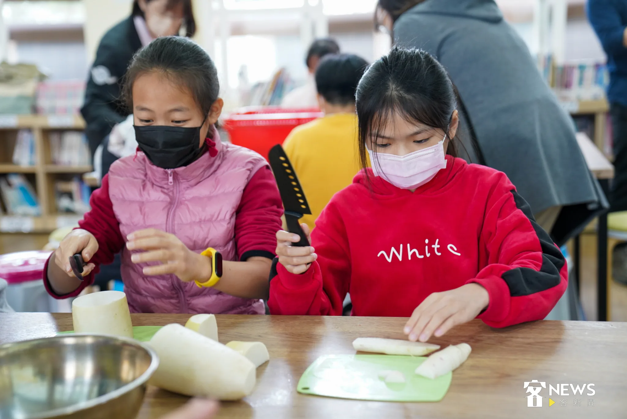 南埔國小學童開心地參與第二屆浪漫台三線藝術季計畫中的「客食小小學-小蘿蔔好風味」課程。