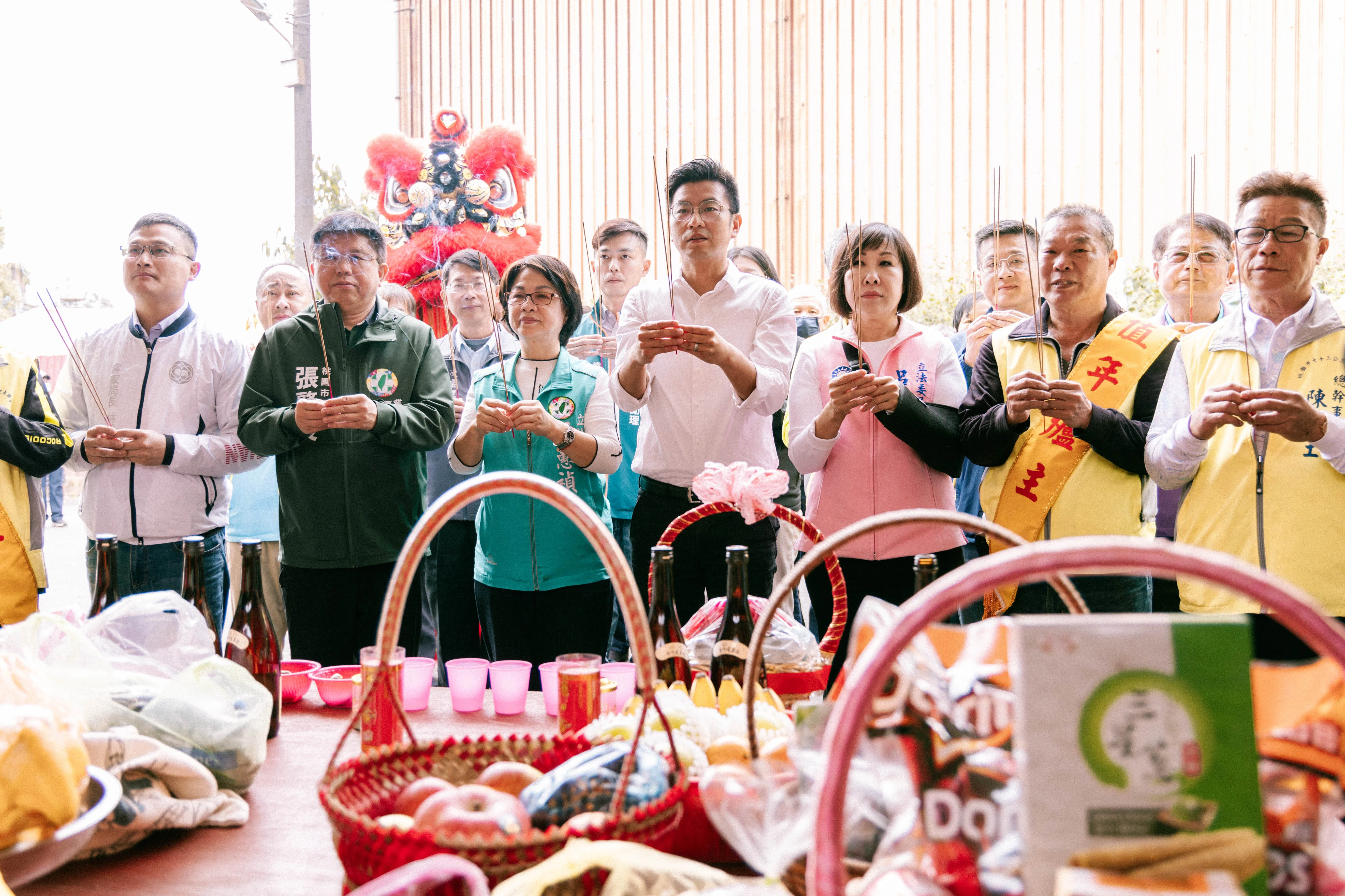 客委會副主委周江杰(左四)3月19日早上前往桃園市龍潭區,代表主委楊長鎮出席「七十三公忠義廟春祭大典暨閹雞比賽活動」,向1895年「乙未保台戰爭」壯烈犧牲的七十三名客家先烈致敬。客委會提供