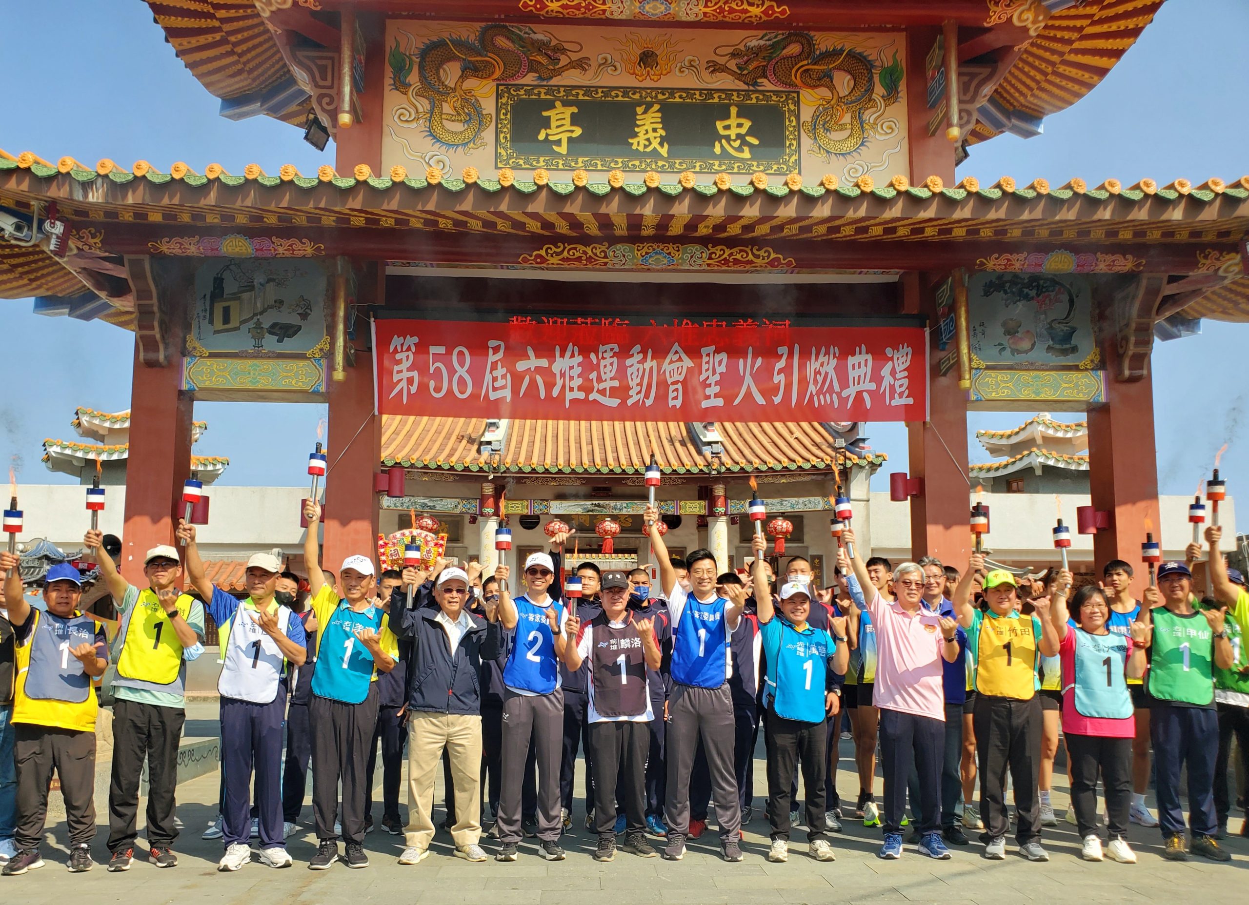 第58屆六堆運動會聖火引燃典禮，六堆各鄉區長及居民共襄盛舉。客委會提供