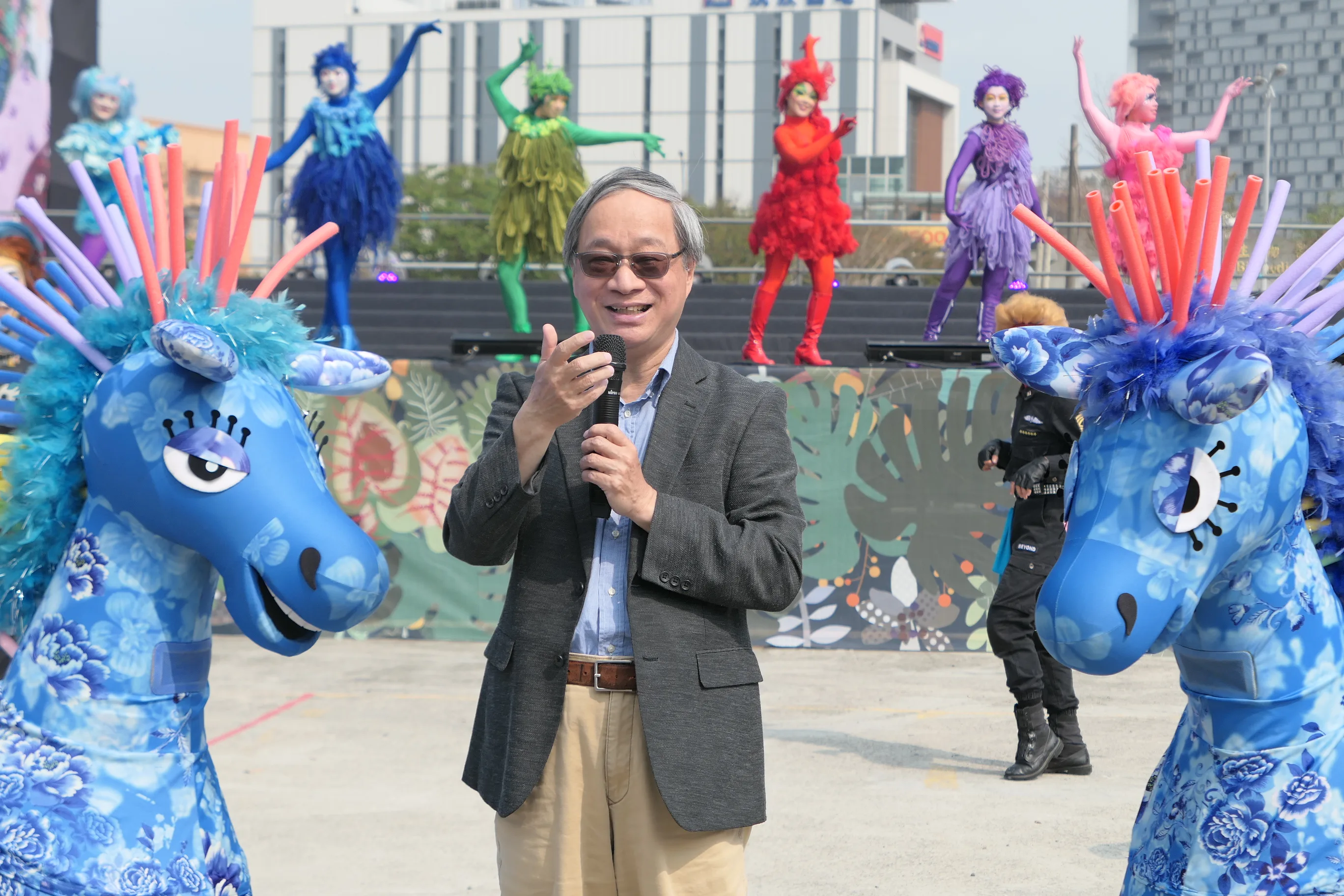 小野老師表示，《雨馬》這齣劇象徵族群之間的融合與相互理解，並帶出客家人的現代精神和堅強形象。客委會提供