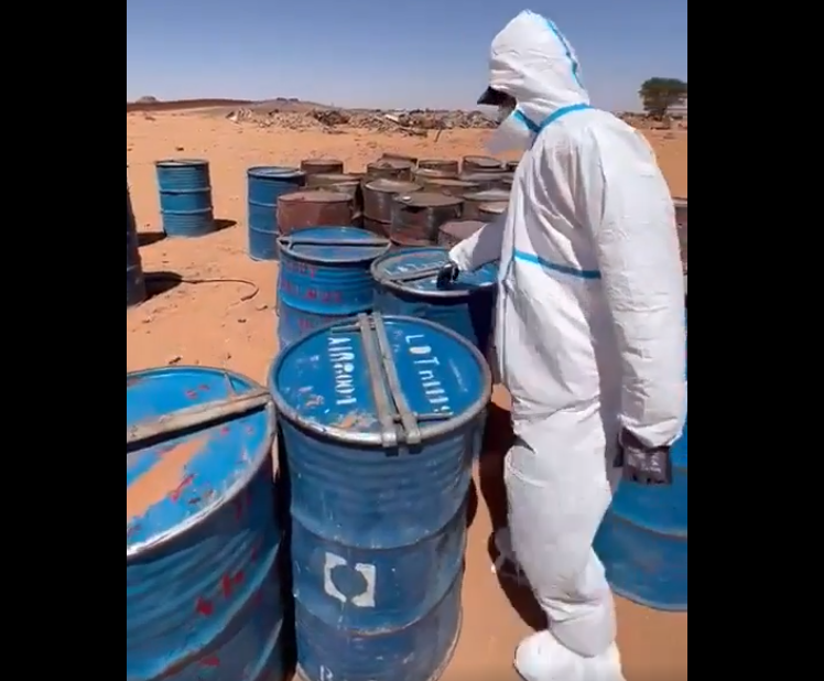 LNA公布已經在靠近利比亞與查德邊境處找到這批自然鈾的影片。翻攝自The Libya Update《臉書》官方粉專