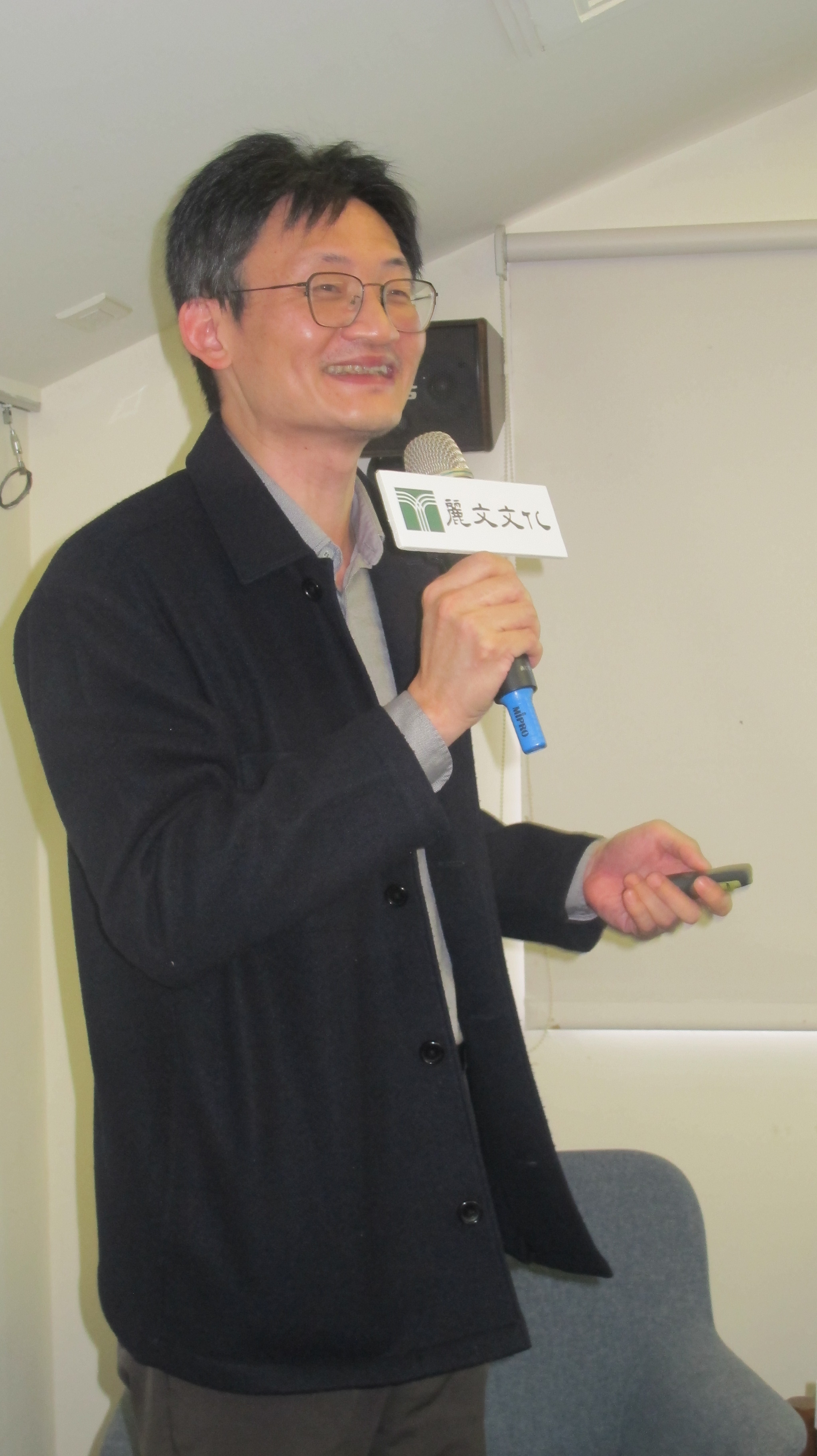 中央研究院社會學研究所研究員林宗弘在《三分天下﹕台灣客家族群政治的轉型》發書發表會上說,客家族群面對工業化、都會化發展,經濟收入已高於台灣民眾的平均質。何來美攝