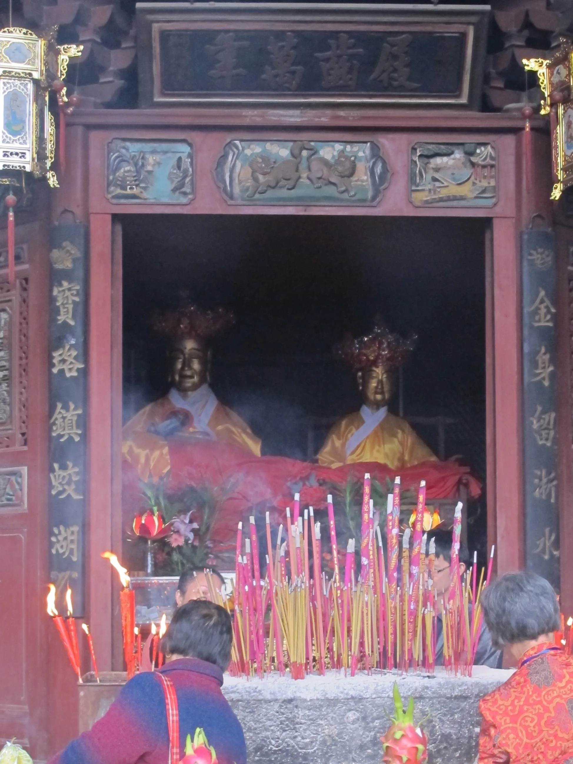 福建武平岩前鎮獅岩均慶院的定光佛祖廟，香火鼎盛。何來美攝