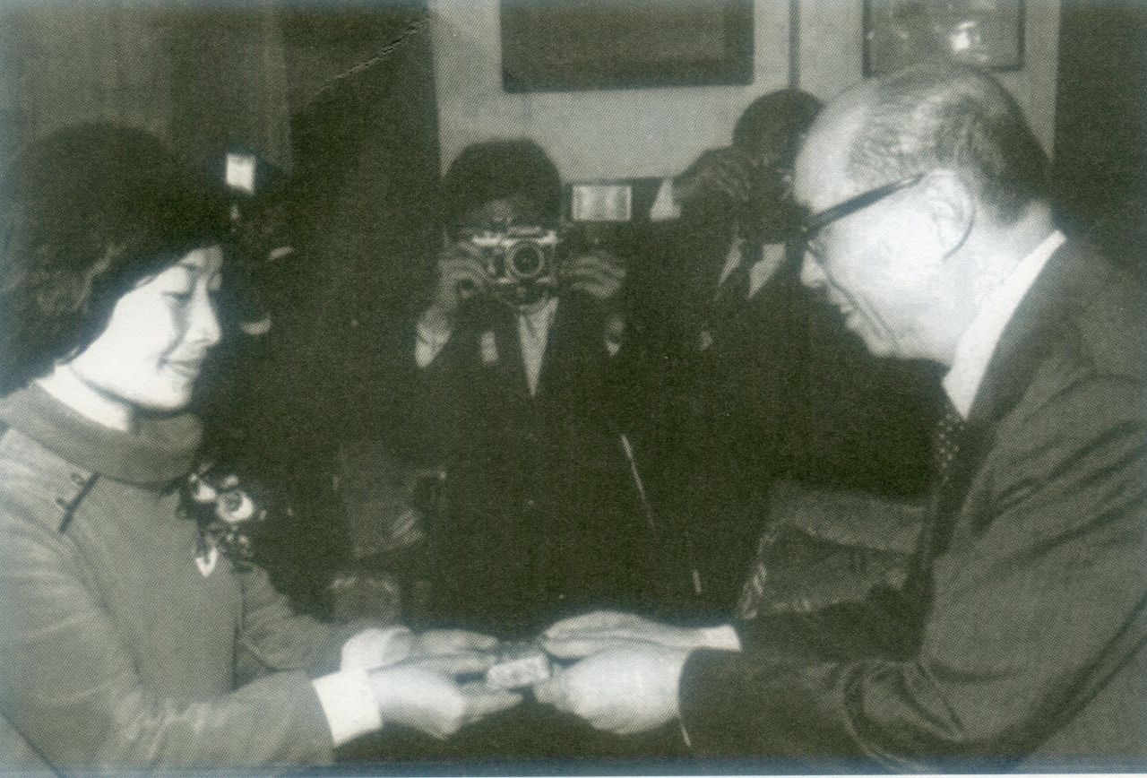 1977年謝文玖當選全國十大傑出女青年,接受總統嚴家淦頒獎。謝其煚提供
