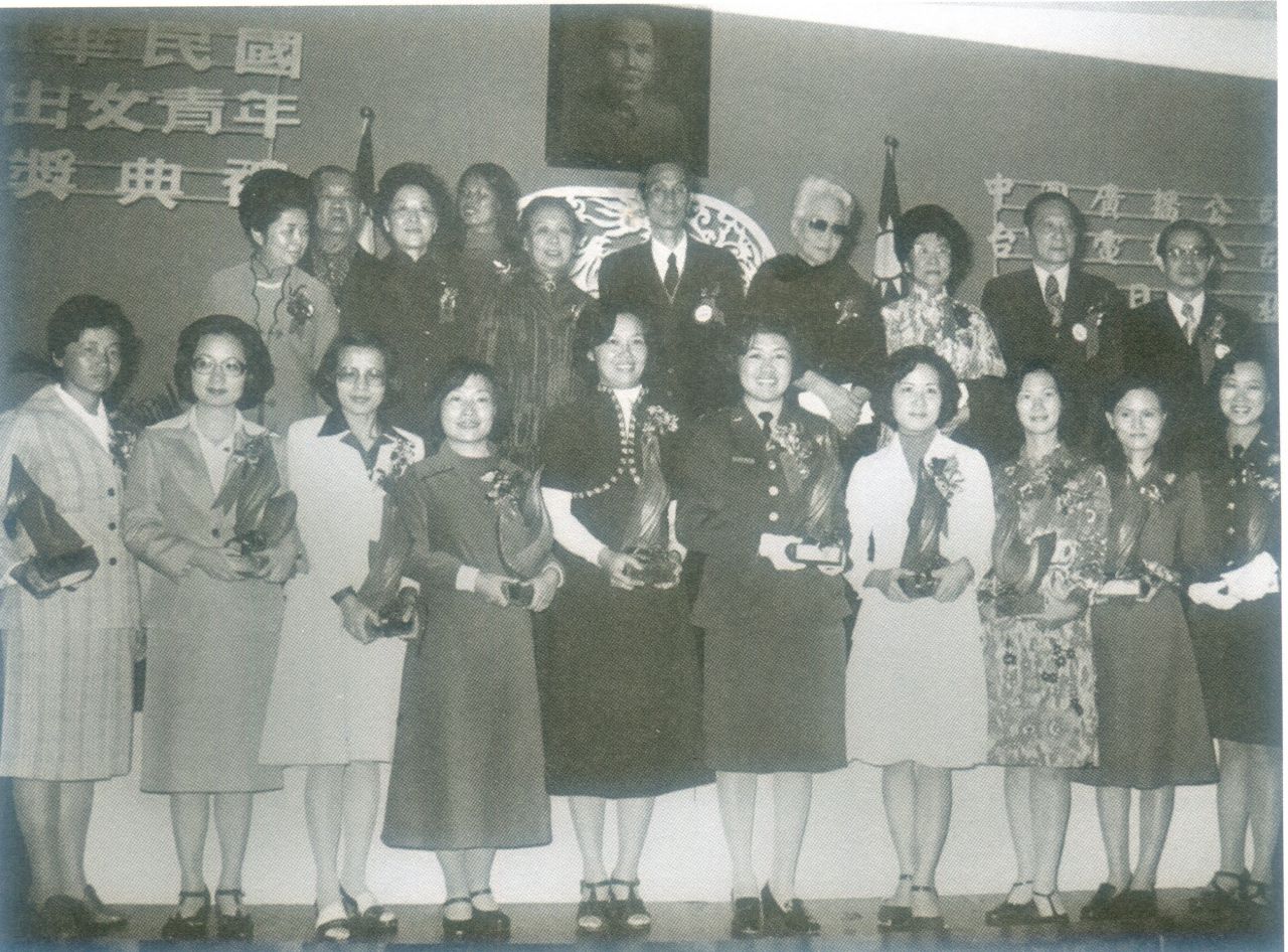 1977年謝文玖(前排左四)當選七屆全國十大傑出女青年。謝其煚提供