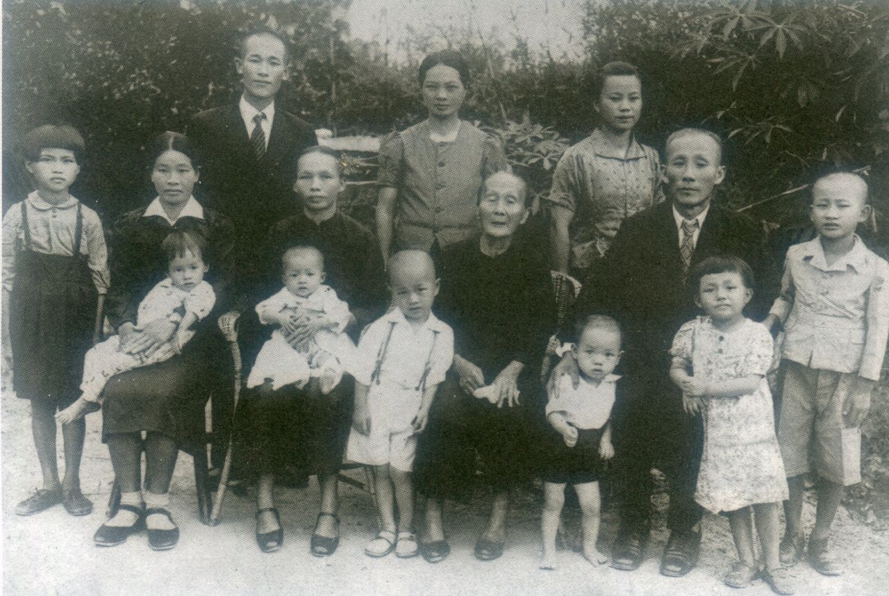 1945年謝長海(中排右二起)與母親劉癸妹、續弦妻羅新妹、長媳林戊妹及子孫們合影,前排左二羅新妹所抱的女嬰是謝文玖,中排右一是謝其煚。謝其煚提供