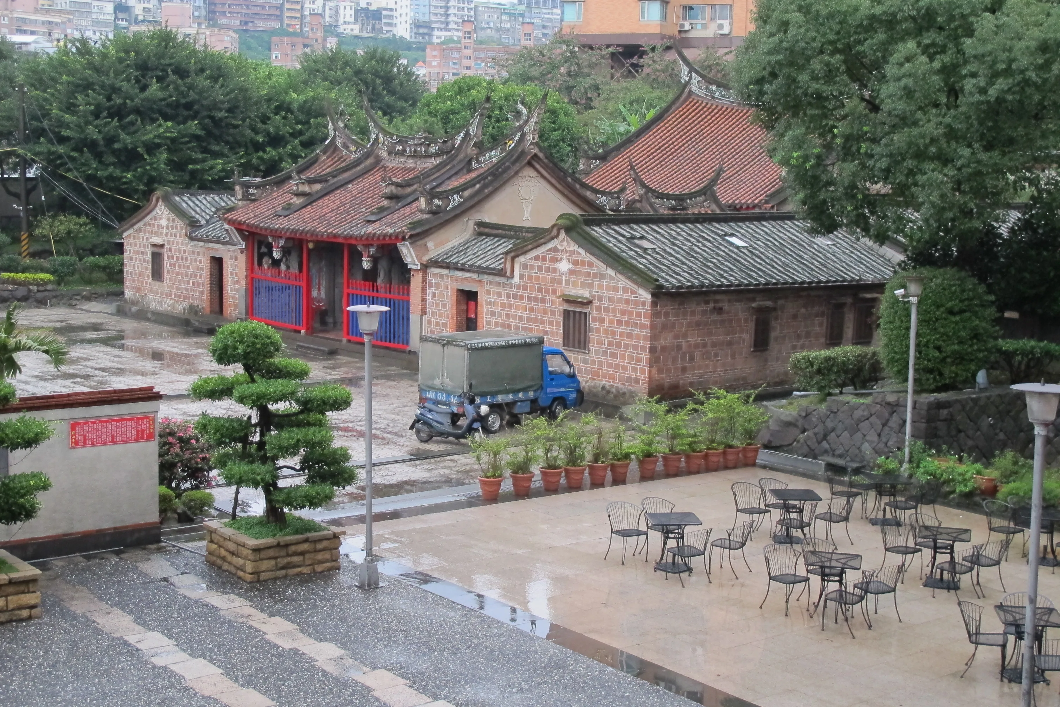 新北市淡水區鄞山寺主祀定光佛，現是二級古蹟，兩側廂房曾是「汀州會館」。何來美攝
