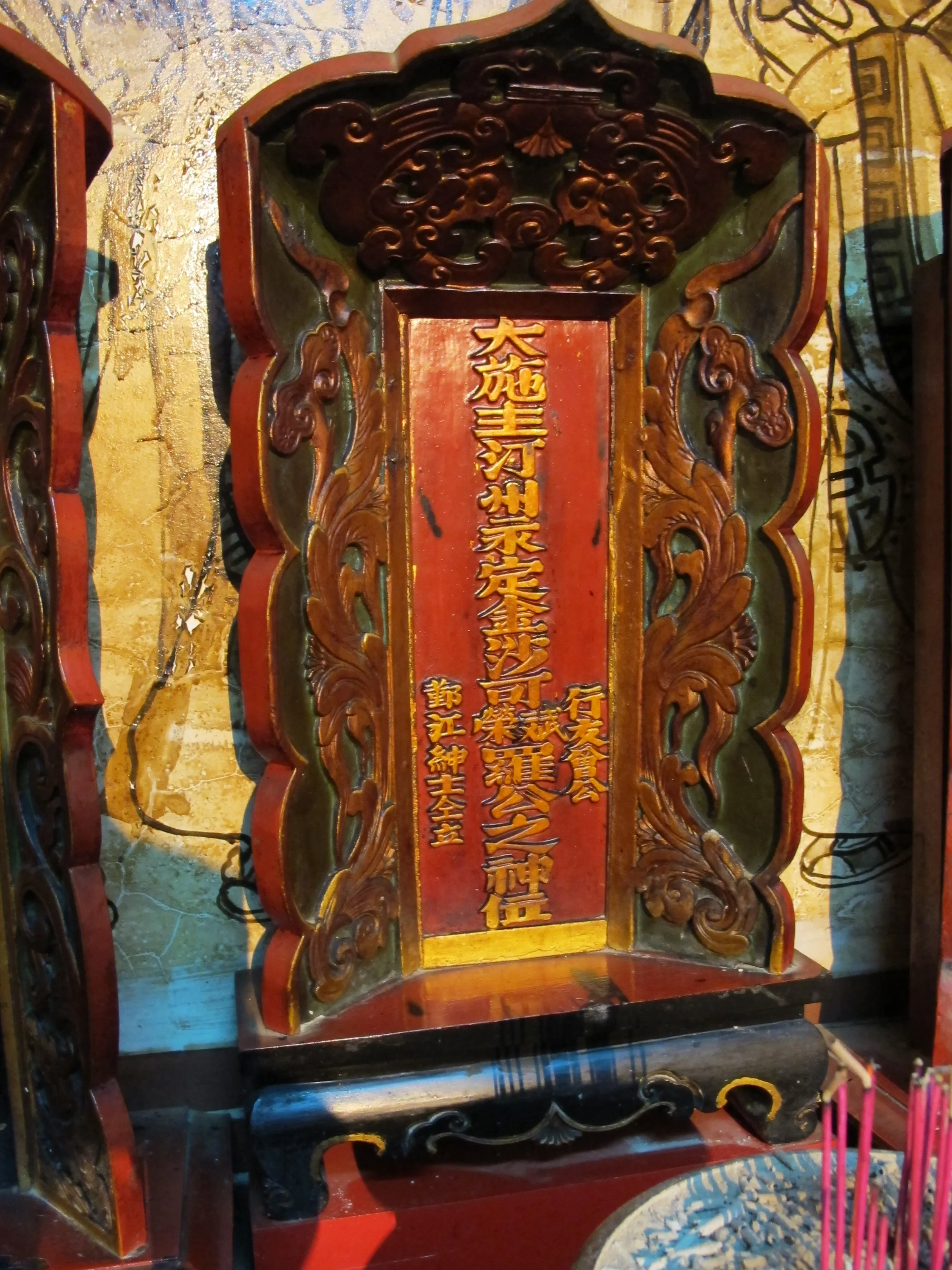 淡水鄞山寺是汀州客羅可斌、羅可榮兄弟捐地興建，寺內設有兄弟的神位。何來美攝