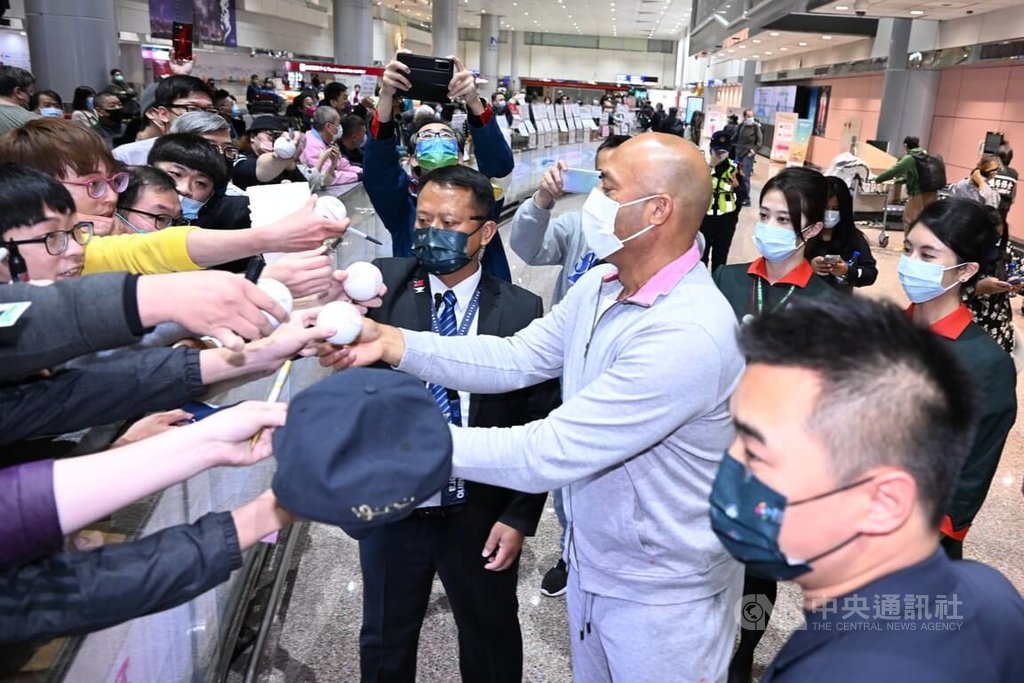 大聯盟傳奇守護神Mariano Rivera（前右2）今6日搭機抵台，大批球迷一早就守候在入境大廳，Rivera也熱情為球迷們簽名。中央社