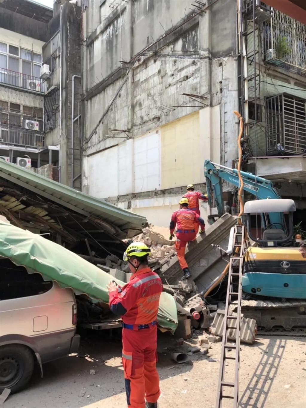 台中市中區台灣大道一段一棟2樓建築物30日發生倒<br />塌意外，台中市消防局表示，初步了解有3人待救，<br />上午11時15分在現場救出1名年約60歲的男子，被救<br />出時已無生命跡象，送醫搶救仍然不治。<br />（台中市消防局提供）
