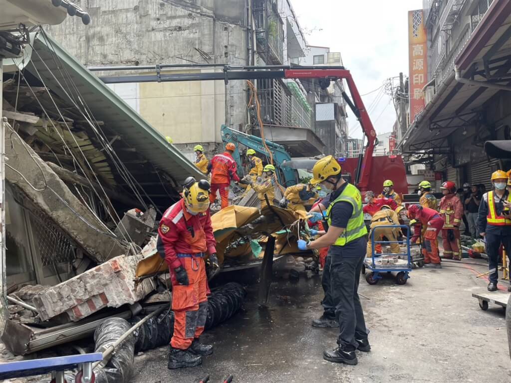 台中市中區台灣大道一段一棟2樓建築物30日倒塌，消防局人員到場後全力移除磚塊鐵皮。（台中市消防局提供）