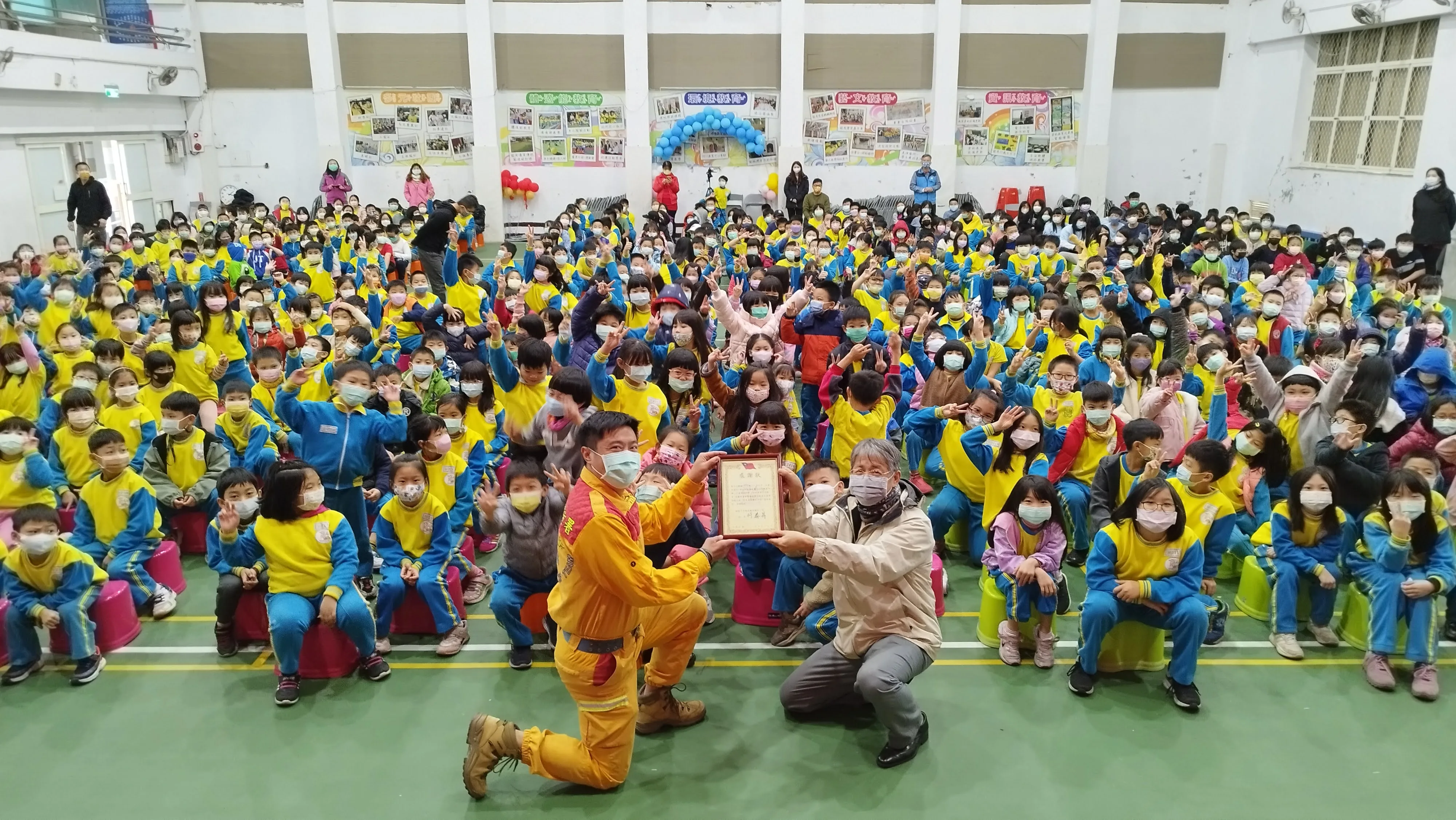 詹天文教官到龍岡國小，同學生仔分享動物保護个議題。作者提供