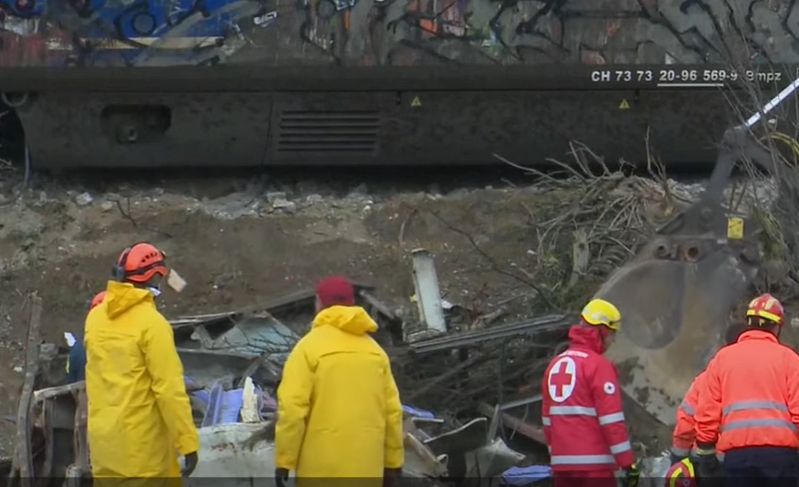 希臘發生重大鐵路事故至少造成57人死亡，有6名傷者必須使用維生系統，事故現場滿目瘡痍。