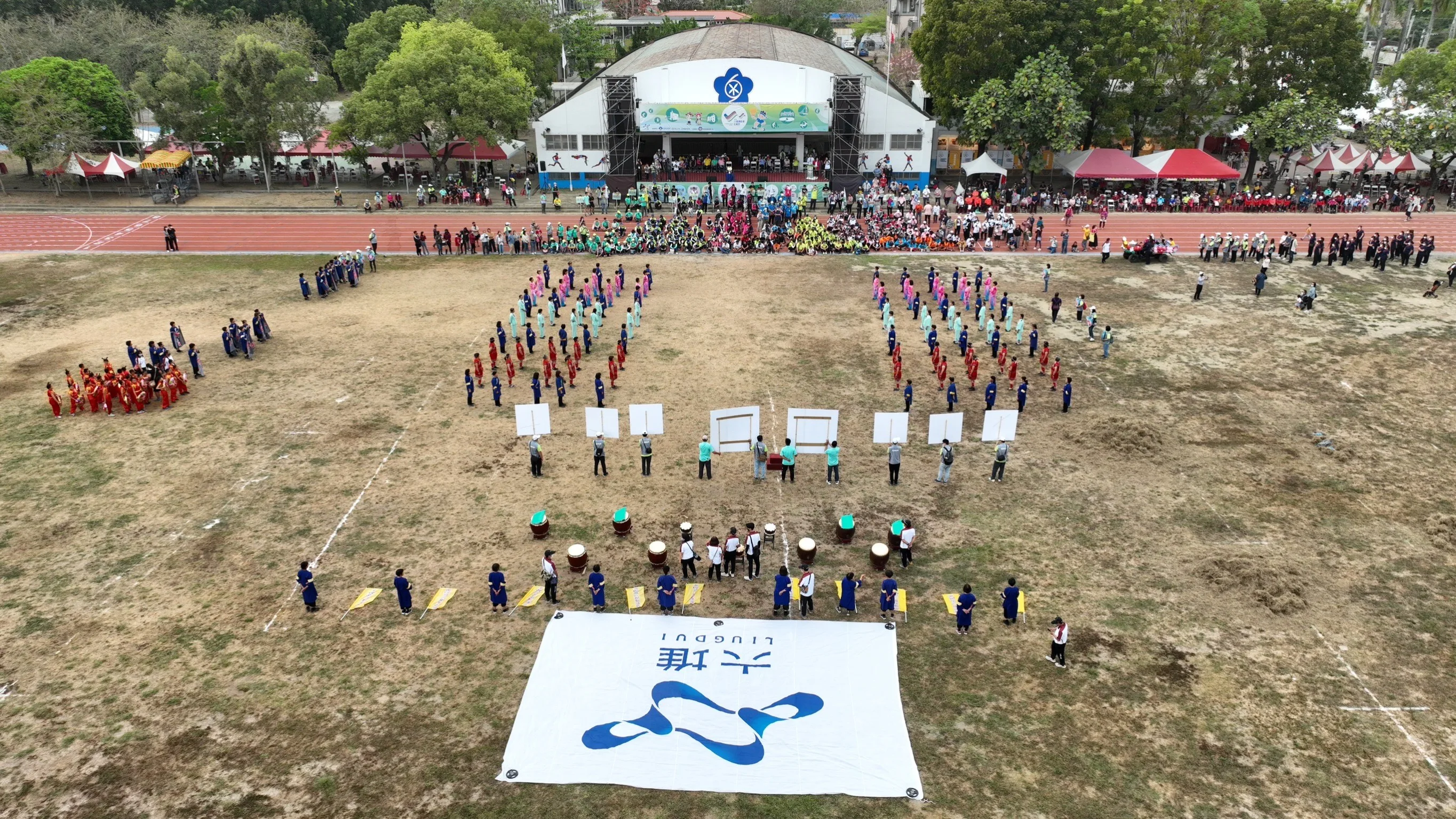 昨天是第58屆六堆運動會閉幕式，萬巒鄉鄉長林國順交接予下一屆第59屆六堆運動會主辦單位麟洛鄉鄉長鍾慶平。宋佩遙攝