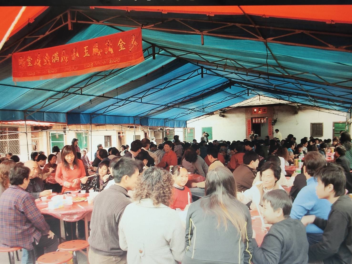 客家鄉親掛紙後，習慣舉辦桌宴客齊聚聯絡感情。臺南客家事務委員會提供