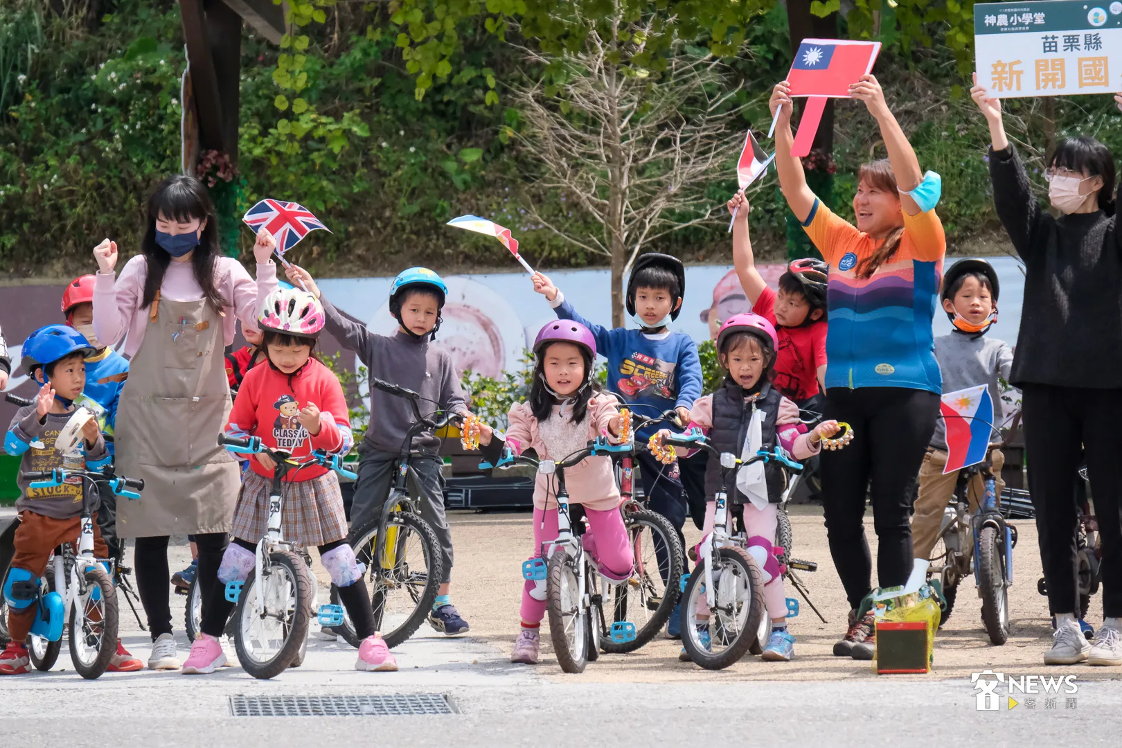 新開國小學童騎著腳踏車,用客語高喊選手加油。何柏均攝