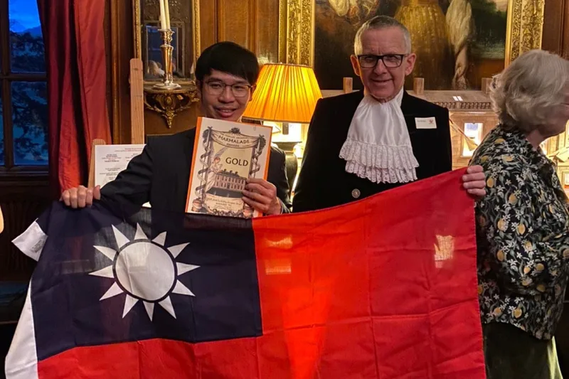 台南青農、「果醬男孩」林韡勳(左)參加英國世界柑橘類果醬大賽,在使用酒類食材組競賽勇奪金牌,把台南農產品推向國際,讓世界知道台灣農產品的美味。(柳營區公所提供)