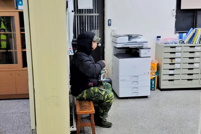 在桃園市逃竄的狒狒今天在眾人圍捕時遭槍傷死亡，警方調查，是一名現場合法使用獵槍獵人開槍射傷狒狒，獵人也向警方表示，是受新竹縣政府農業處委託，但新竹縣否認，相關細節仍待進一步釐清。中央社