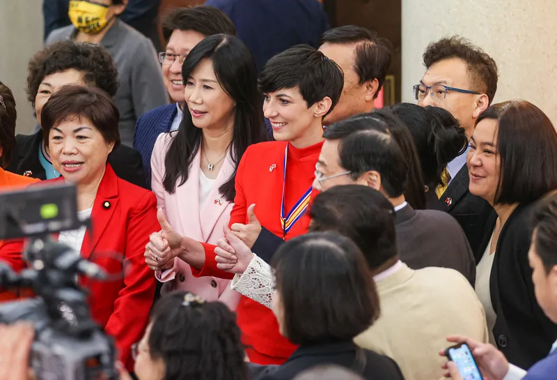 捷克眾議院議長艾達莫娃(Marketa Pekarova<br />Adamova)(左3)今日上午率團拜訪立法院,結束行<br />程準備離去時,朝野立委上前與其拍照,她也比出大拇<br />指與眾人合影。中央社