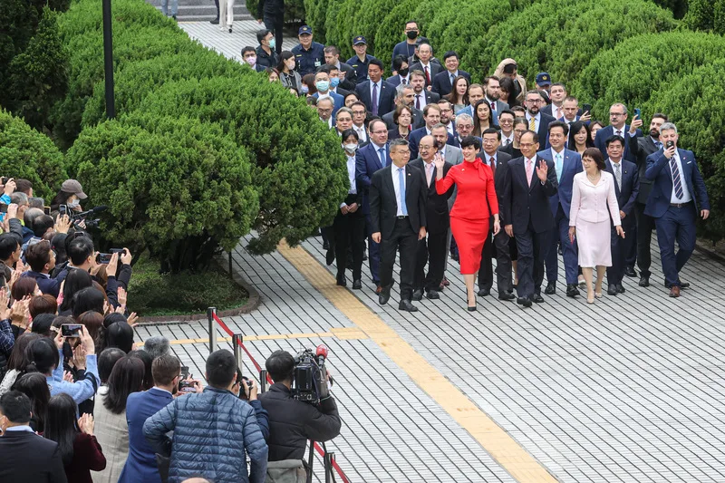 捷克眾議院議長艾達莫娃(Marketa Pekarova<br />Adamova)(前右4)今日上午率團拜訪立法院,在立<br />法院長游錫堃(前右3)帶領下走入立法院中<br />庭,入場時艾達莫娃向眾人揮手致意。中央社