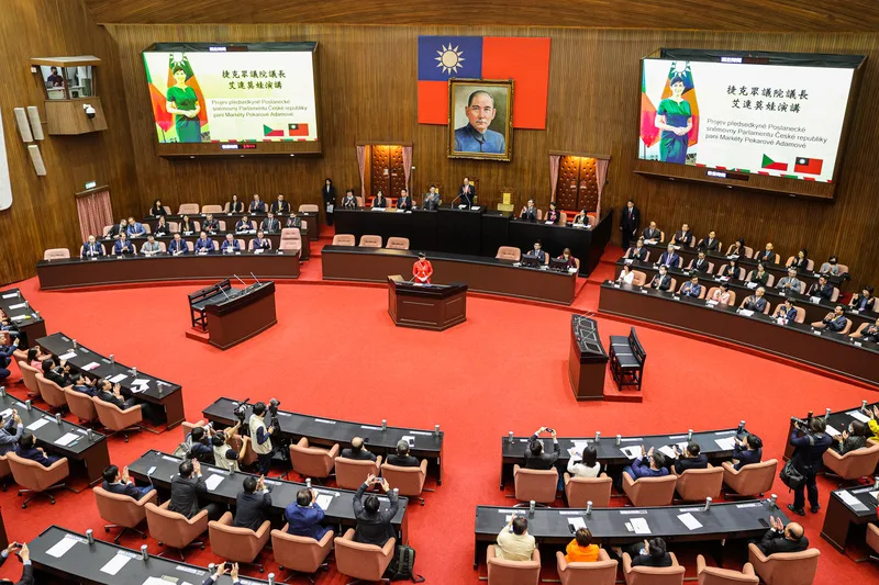 捷克眾議院議長艾達莫娃(Marketa Pekarova<br />Adamova)(發言台紅衣者)今日上午率團拜訪立法<br />院,並在議場內發表演說。中央社