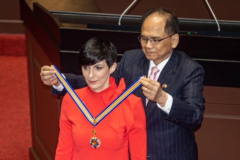 捷克眾議院議長艾達莫娃(Marketa Pekarova<br />Adamova)(前紅衣者)今日上午率團拜訪立法院,立法院<br />長游錫堃(後)在議場內頒授「國會一等榮譽<br />獎章」給艾達莫娃。中央社