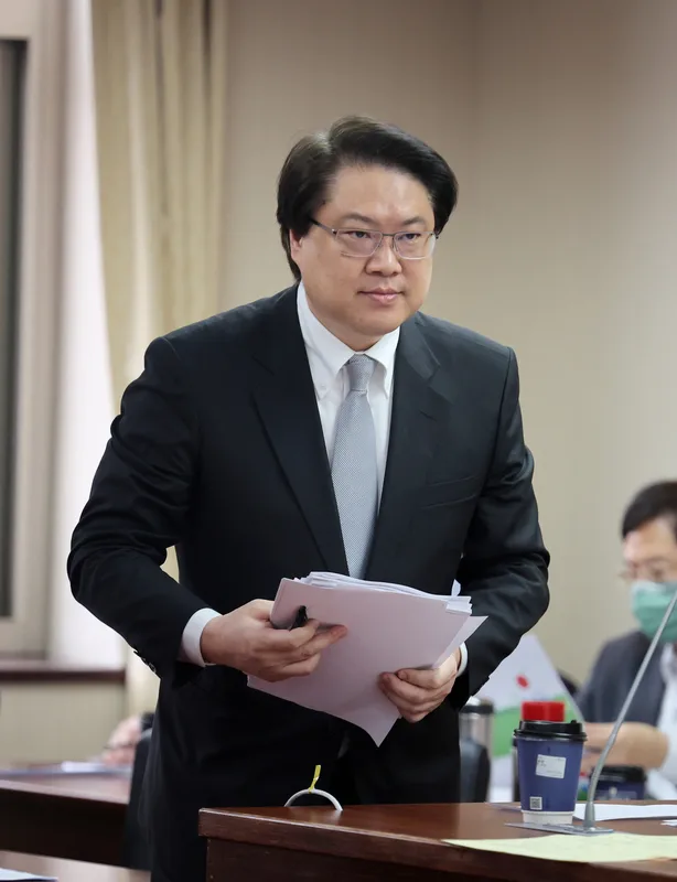 內政部長林右昌(前)30日在立法院受訪表示,2月18日至今台灣沿海發現20具浮屍,其中9具為本國籍是因輕生或落海導致,與偷渡案無關;7具是越南籍、未確認身分的遺體還有4具;目前跡象看起來是跟偷渡案較有關。(中央社)