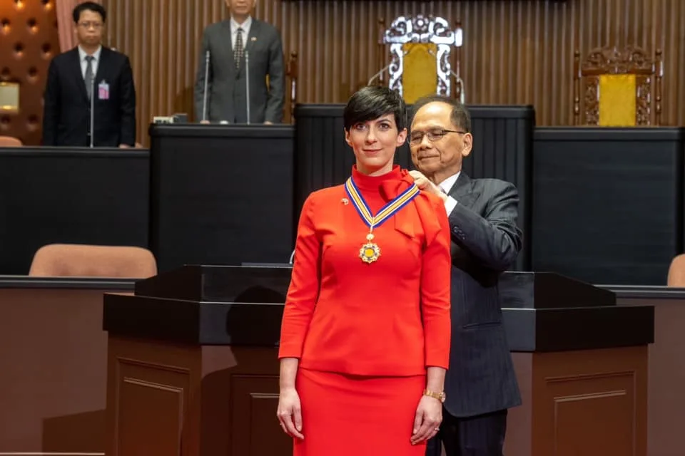 游錫堃代表立法院致贈國會一等榮譽獎章給艾達莫娃。翻攝游錫堃臉書