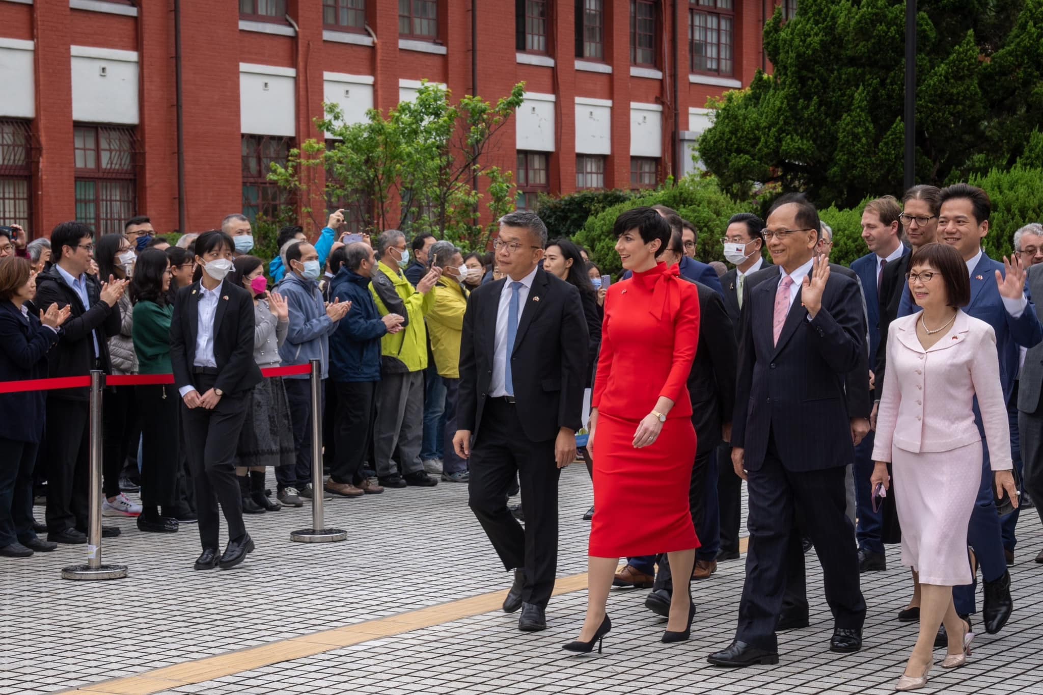 立法院長游錫堃(前排右二)、副院長蔡其昌(前排左一)陪同艾達莫娃(著紅色套裝者)訪問立法院。翻攝游錫堃臉書