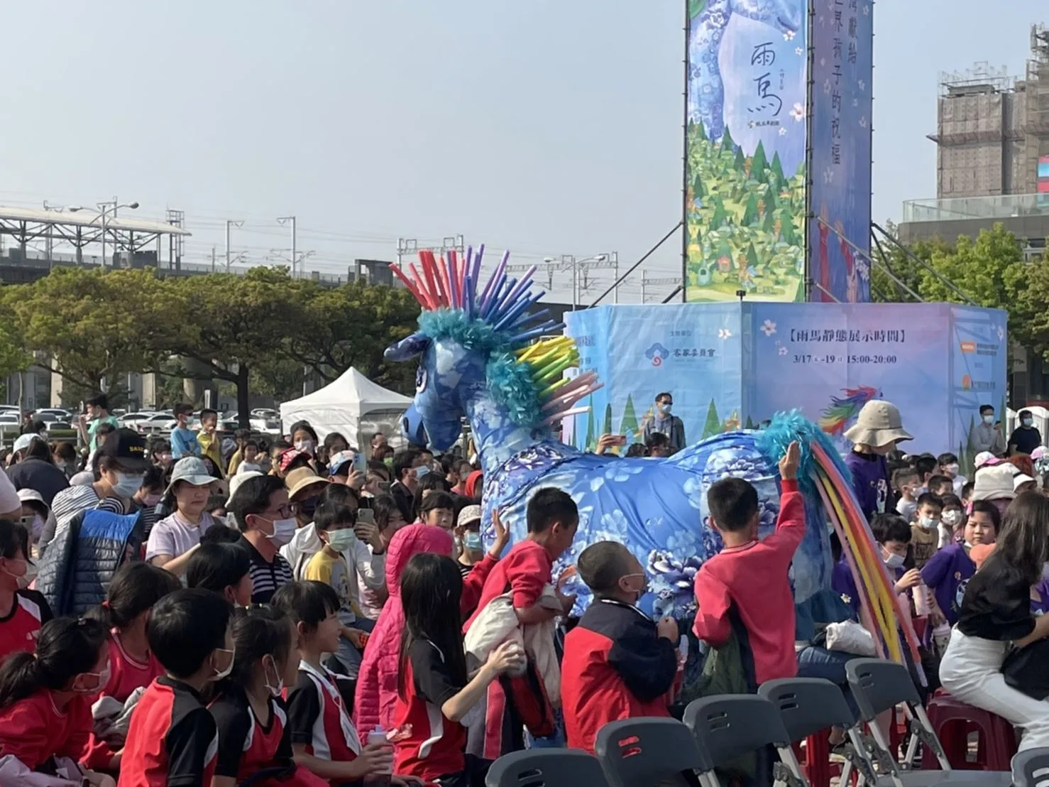 客委會與新竹縣政府邀請偏鄉國中小朋友一同心感受《雨馬》魅力。新竹縣政府提供
