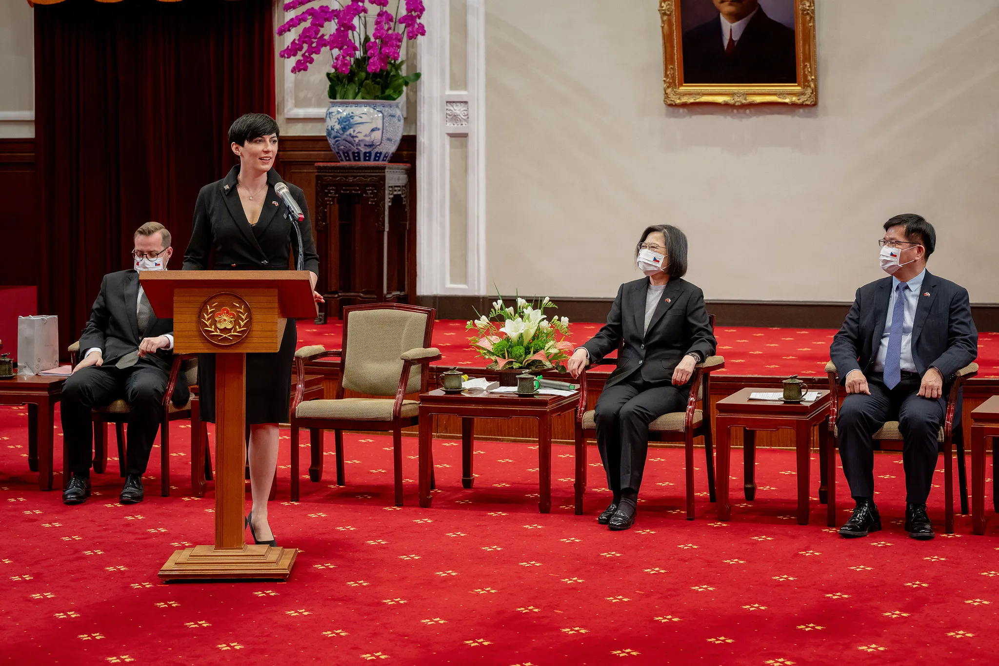 艾達莫娃(左二)提到,訪團有共同目標,就是表達對台灣民主政治的支持並展現合作決心。總統府提供