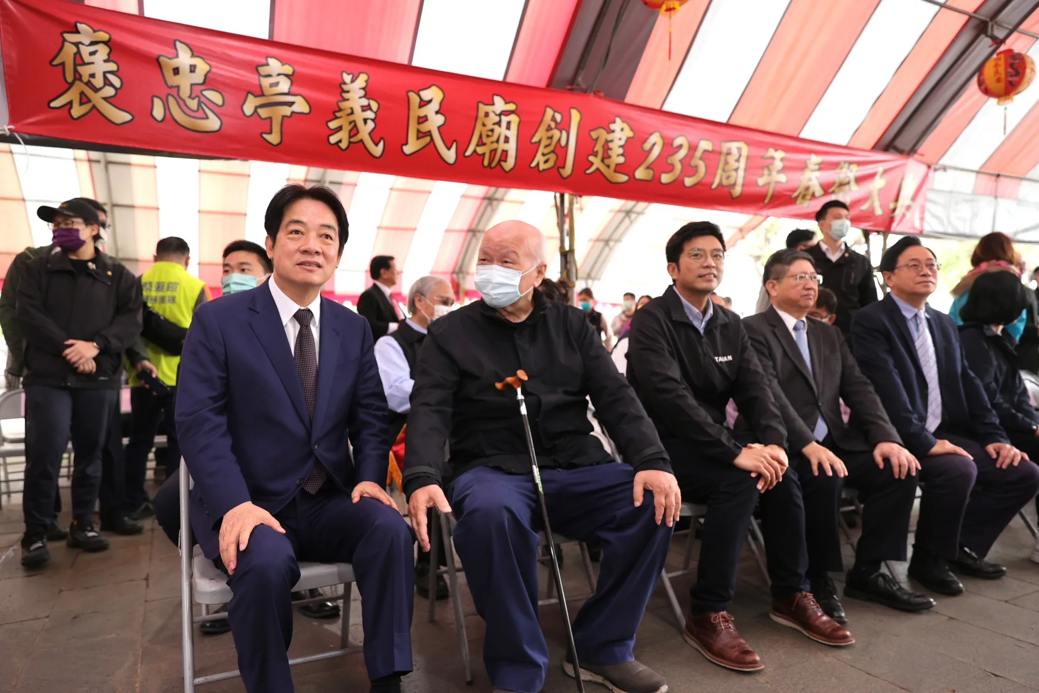 今天的春祭大典，適逢新埔褒忠義民廟建廟235週年。左起副總統賴清德、義民廟董事長林光華、客委會副主委周江杰。總統府提供