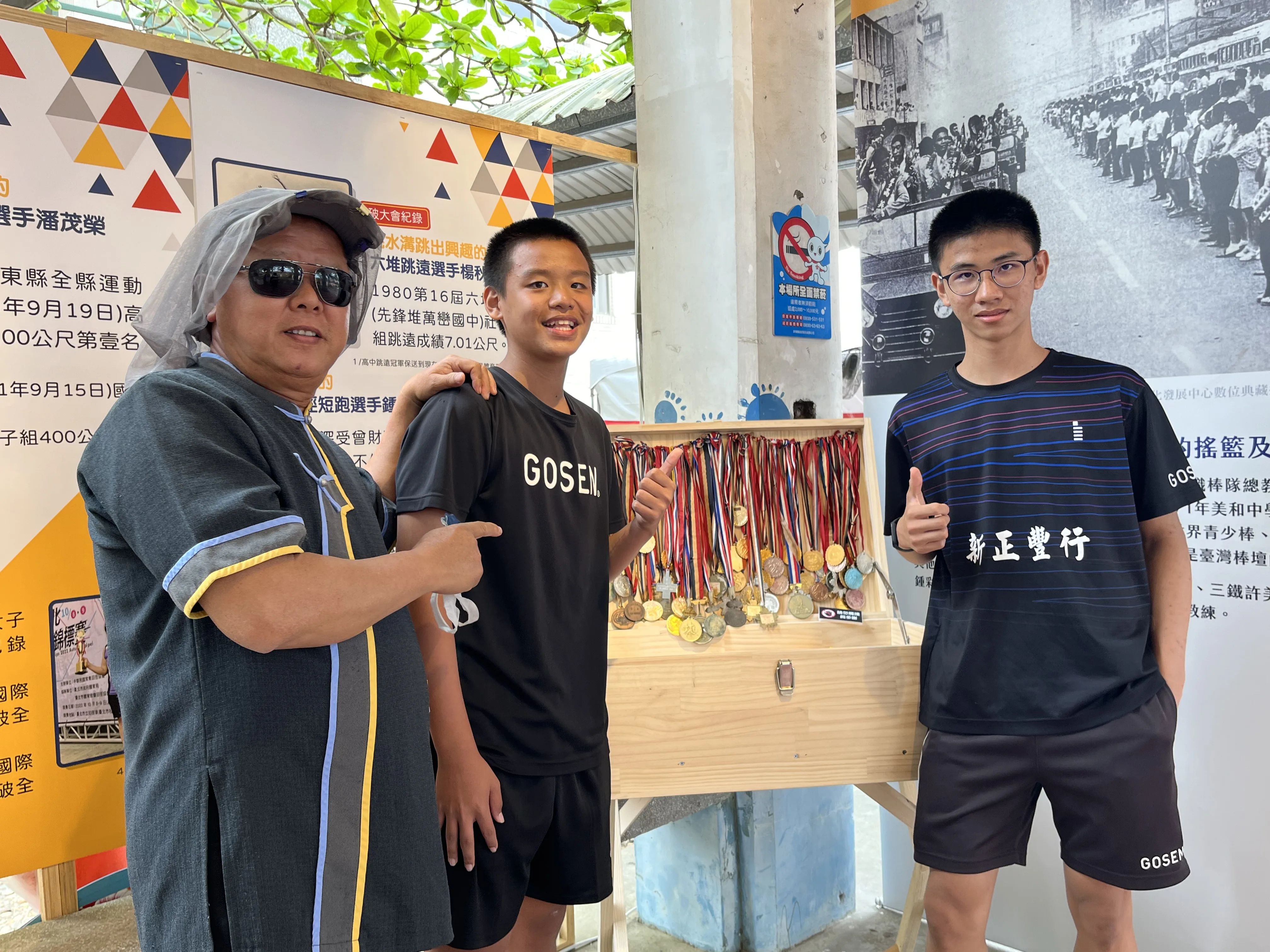 六堆文史工作者蔡森泰老師（左一）提供幾乎一半以上萬巒鄉百年多來的珍貴相片。蘇佑昇攝