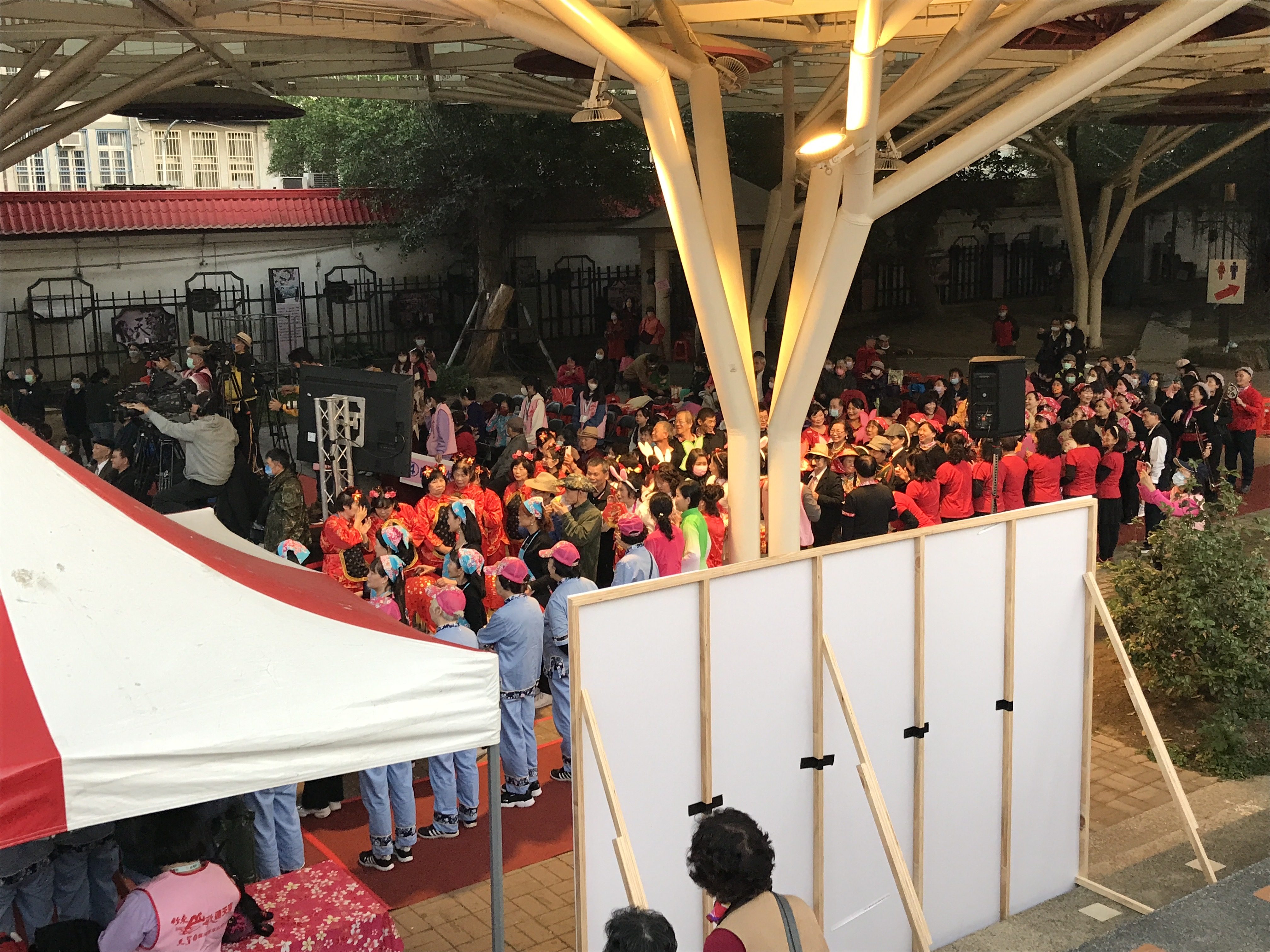 第56屆天穿日台灣客家山歌比賽圓滿辦忒,不少民眾與參賽者到場。作者提供