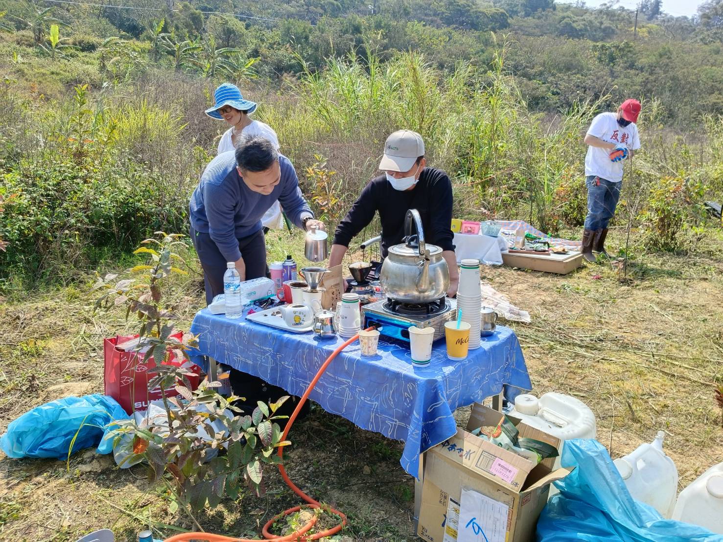 鄉親現場手沖咖啡免費分享給參加民眾喝。郭台貴提供