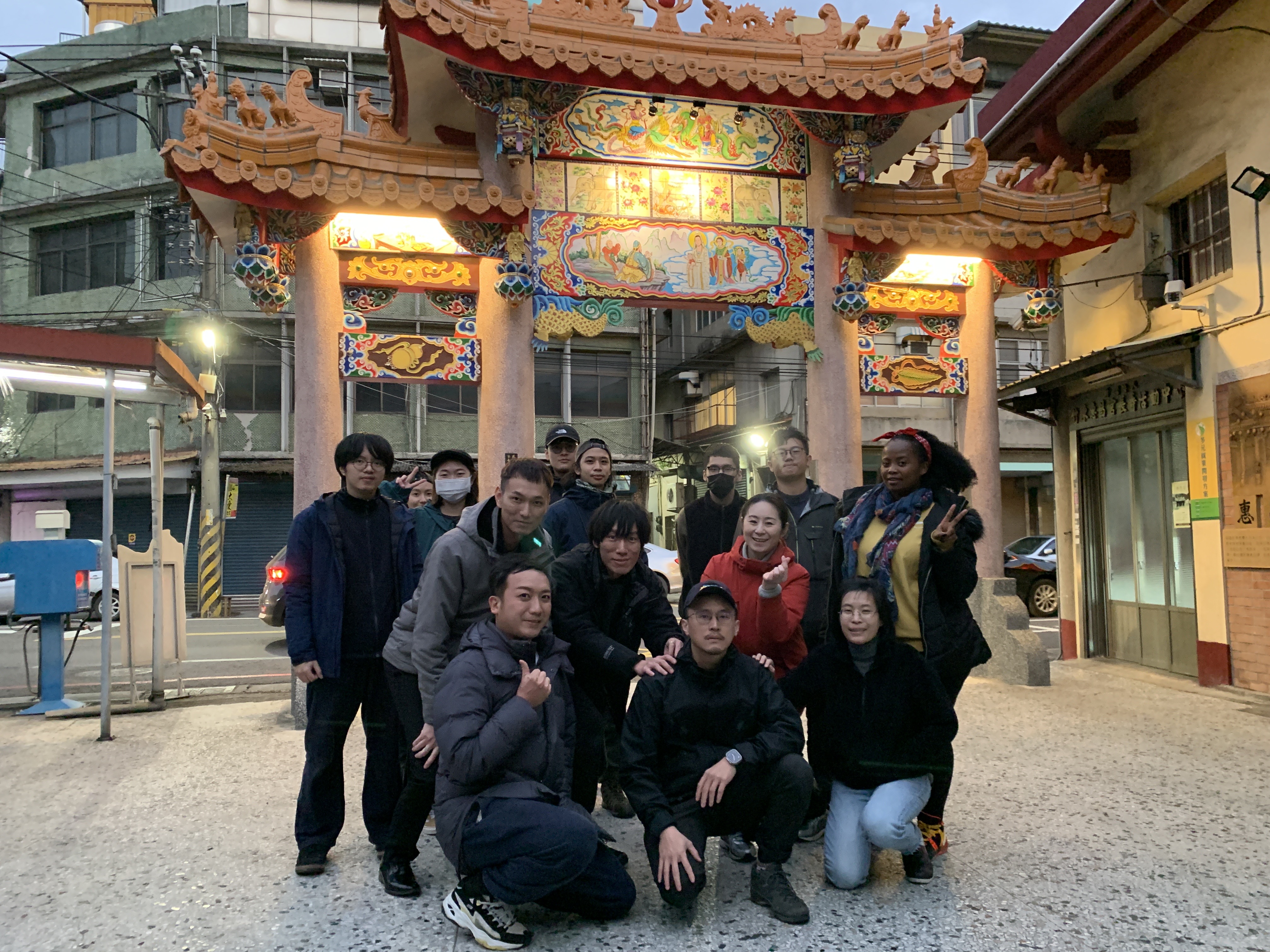 致穎與蘇國慶等《市場》拍攝團隊，在拍攝結束後合影留念。羅盛滿攝