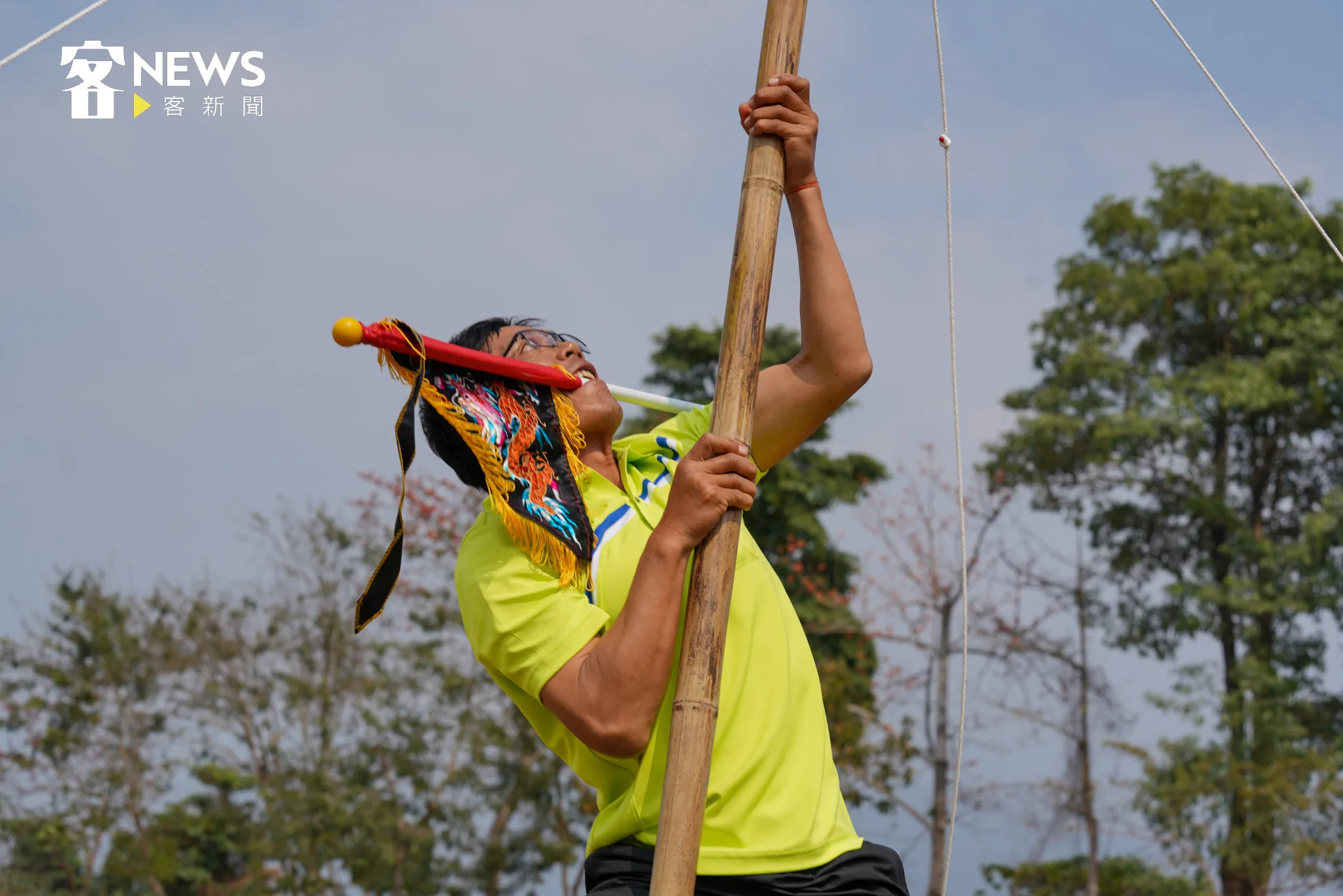 「出人頭地」遊戲，需要靠大家同心協力一起將竹竿扶好，讓一人往上爬插上旗幟，代表出頭地，緊接著，選手要再回原點，比賽誰的速度最快，才能贏得這項比賽。范修語攝。宋佩遙攝。