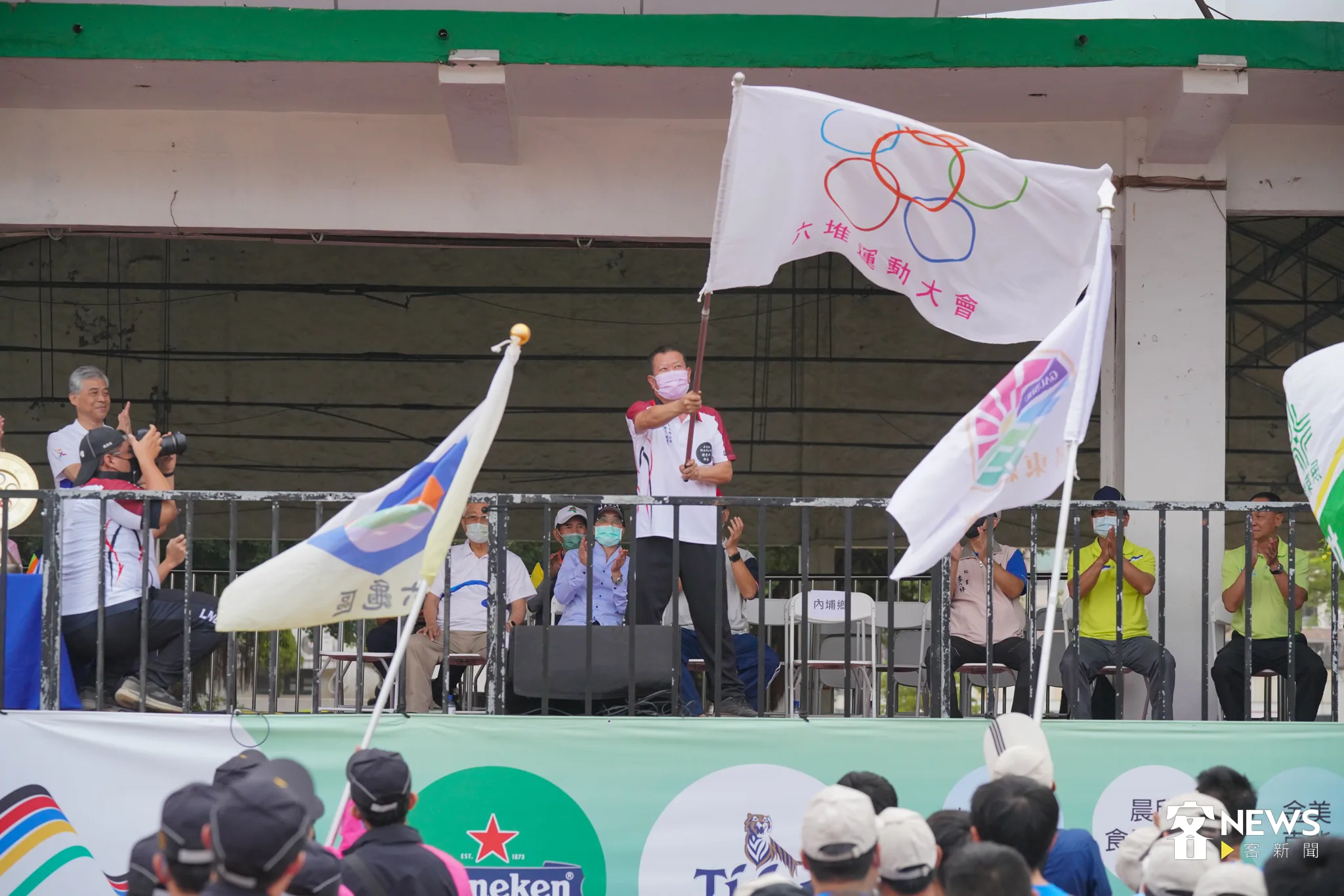 明年第59屆六堆運動會主辦單位為屏東麟洛鄉，麟洛鄉鄉長鍾慶平，揮舞六堆運動大會會旗，希望接力透過運動賽事，傳承六堆客家團結精神。