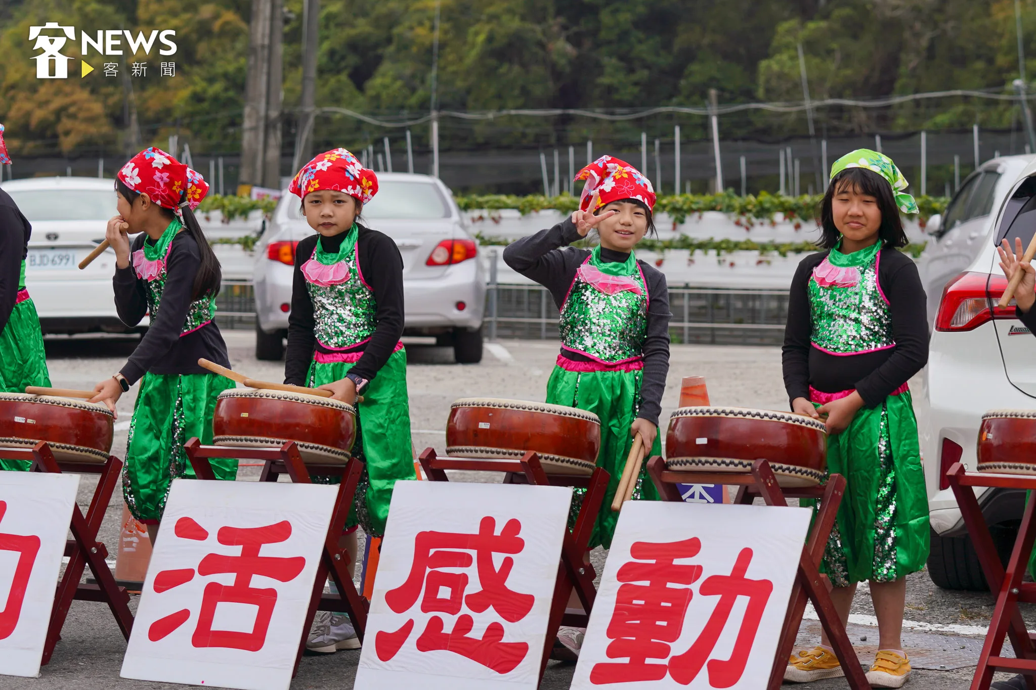 學生也拿出戰鼓,希望為奮戰的選手打氣。李台源攝