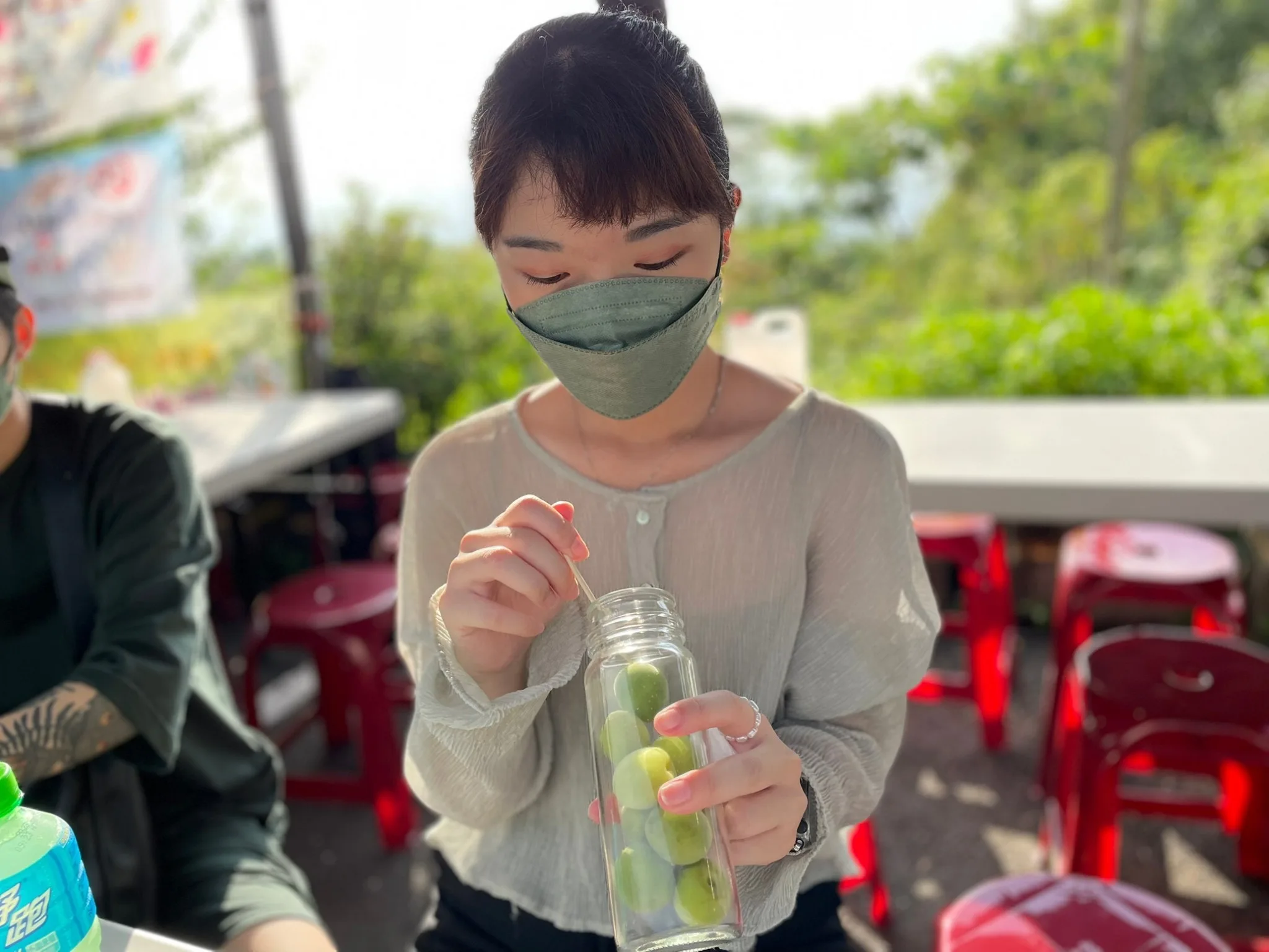 臺南客委會特別邀請大家,4月9日(周日)來台南楠西區梅嶺大湖桶參加「2023臺南桐花祭」活動,賞桐花、醃梅子 ,現場還會有醃梅達人,教大家如何製作好吃好喝的梅子產品。