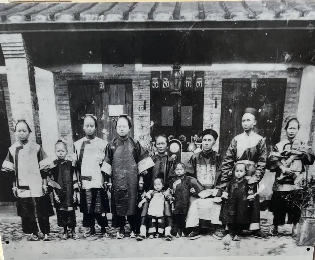 明治38年（1905年）雖身處日治時期，曾考取清代貢生的李庚三，在新年期間仍將自己覺得最驕傲的衣裳穿戴身上拍照念，這些照片歷經政權更迭後，順利保留下來讓大家看見十分不易。蔡森泰提供
