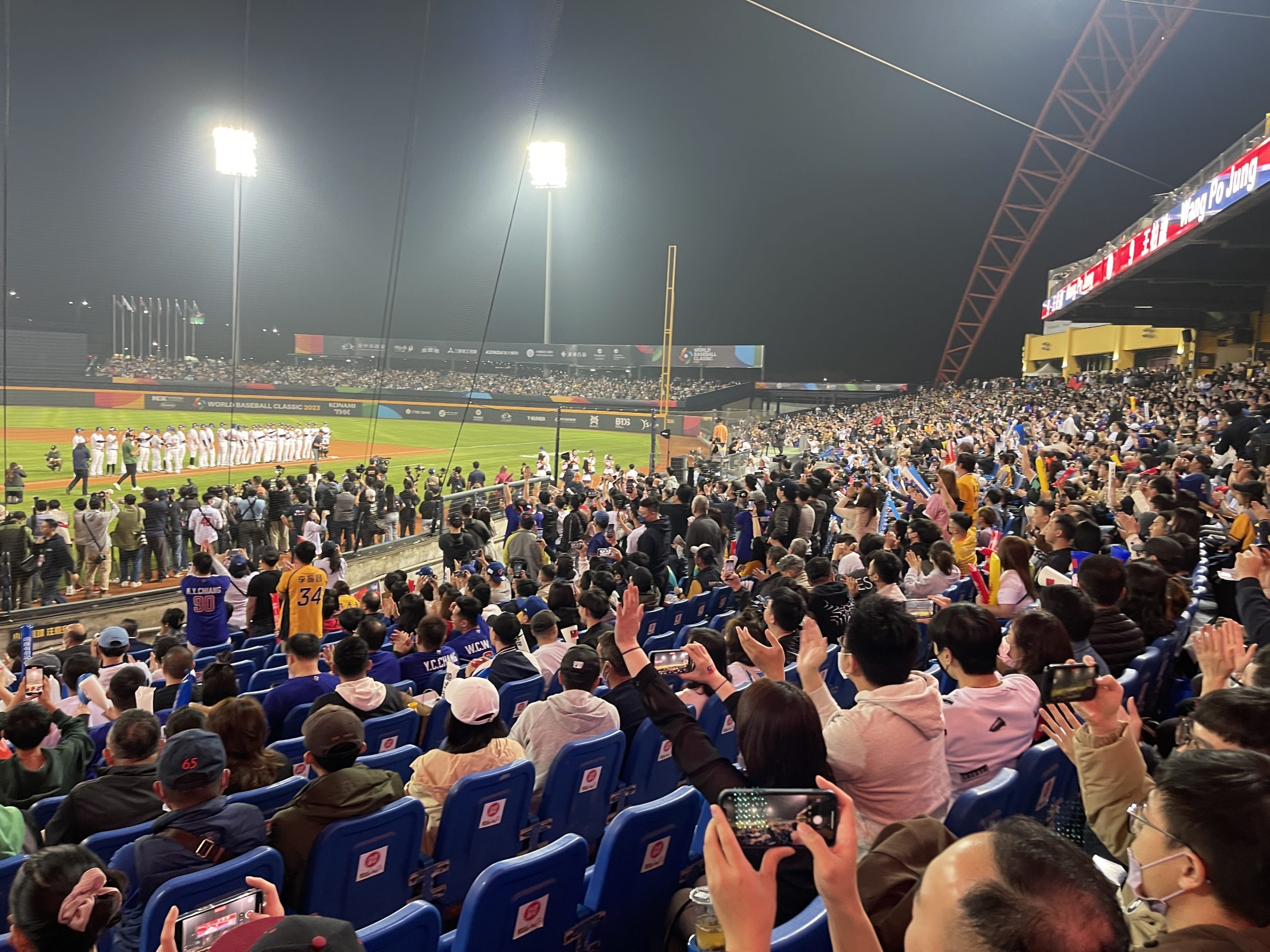 中華隊首場對上巴拿馬，臺中洲際棒球場擠進滿場2萬名球迷為中華隊加油。宋佩瑤攝