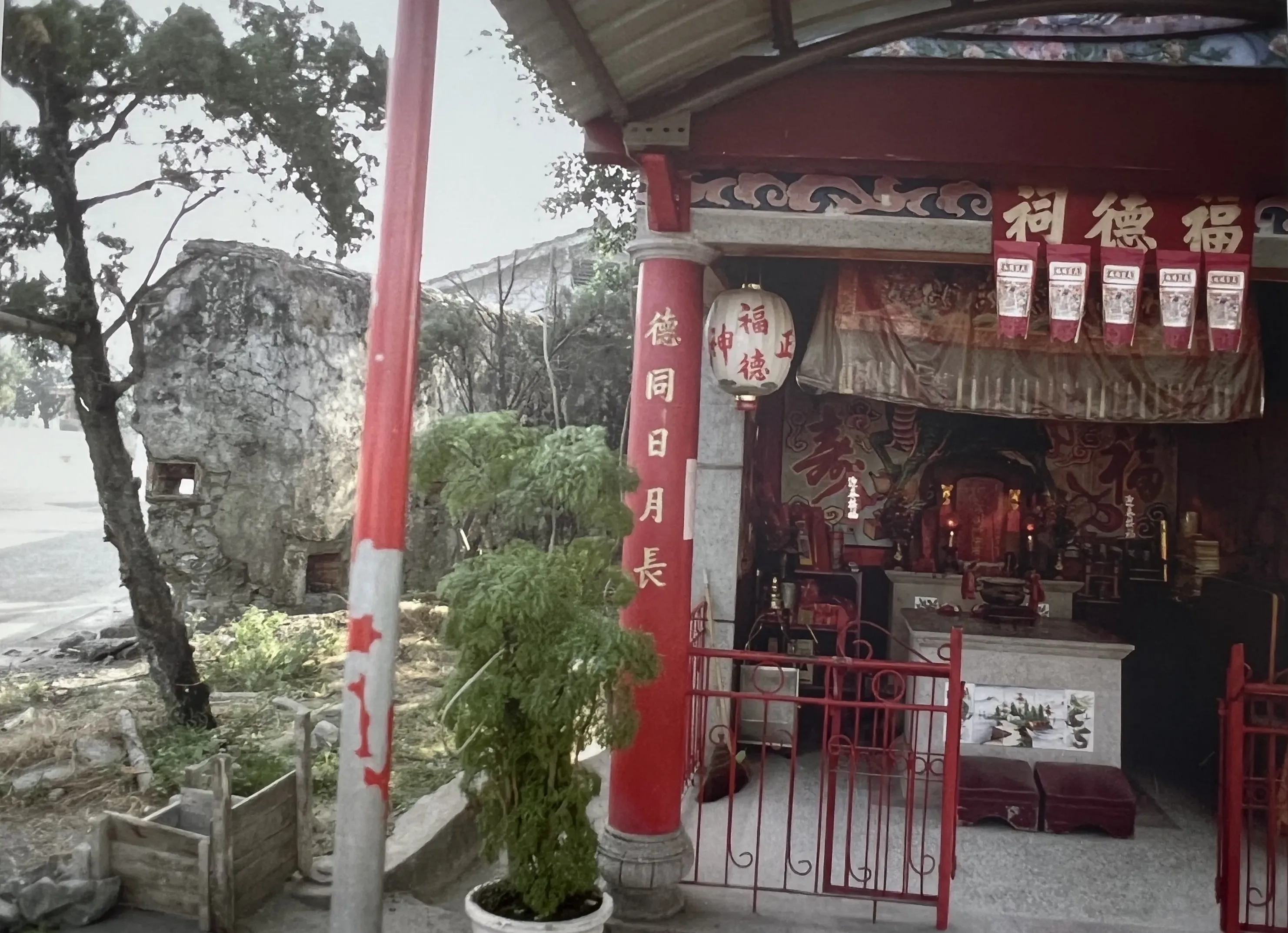 東方伯公與東柵門的城垣殘跡，早期萬巒庄在聚落處的東西南北方向各設有一座防禦村庄安全的柵門，同時在柵門旁邊都有設有一座伯公祠，從這些歷史建築物中，便可看出六堆客家興盛運動的原因，因為當時的客庄需要團結、強健的人丁才能好好的保衛家園。照片/彭啟原1995拍攝