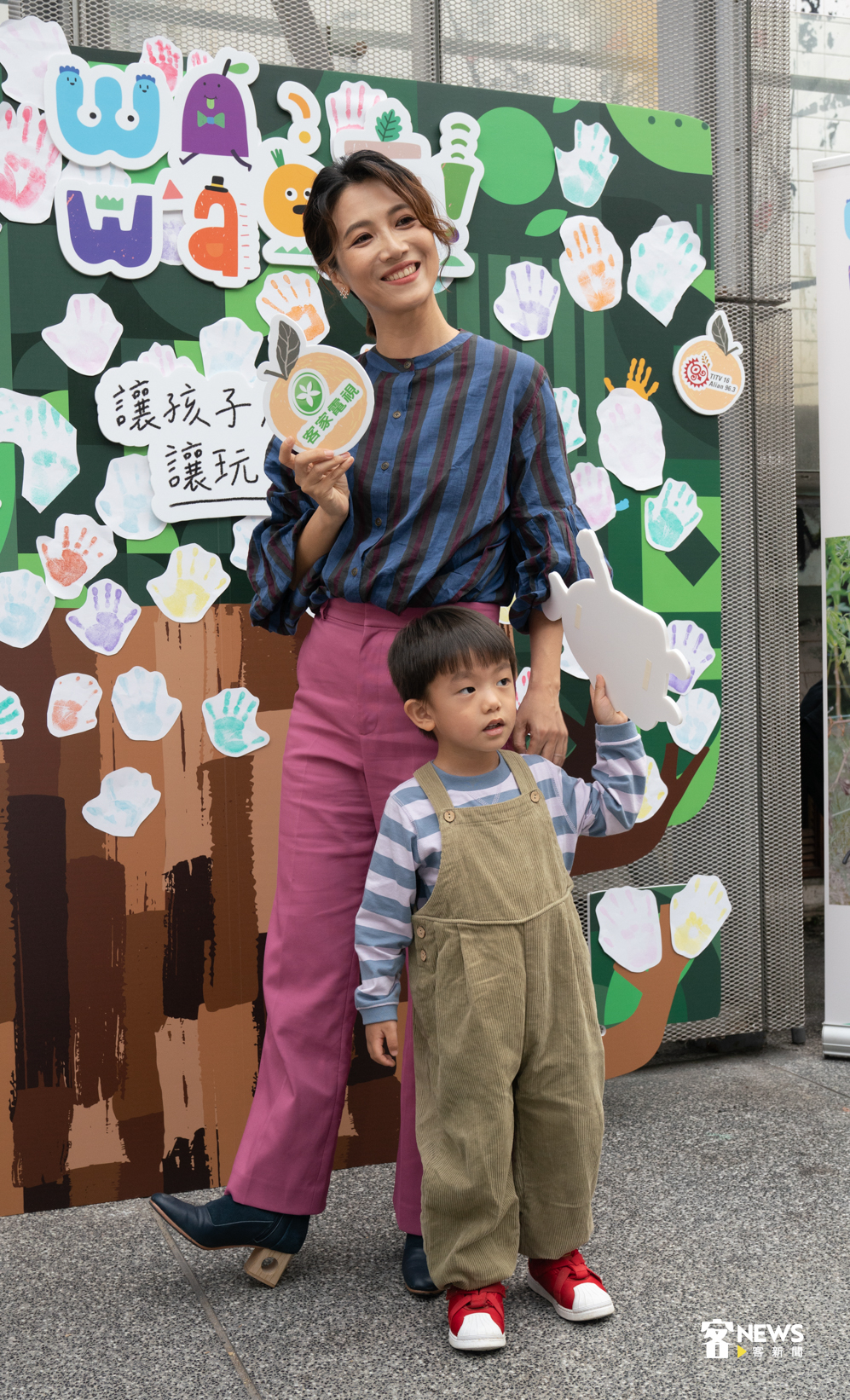 導演徐麗雯攜帶孩子一起出席首映會。洪俊傑攝