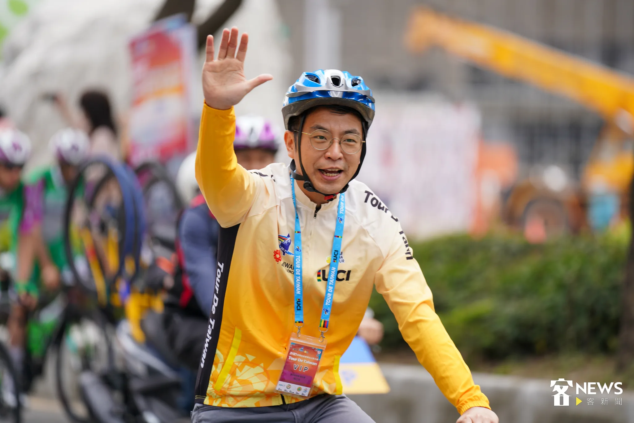 今天一早客委會副主委周江杰於新竹高鐵站至六家派出所之間，帶領選手們一起象徵式騎乘，並於六家派出所鳴槍後，正式開啟今天的浪漫台三線分站賽程。范修語攝